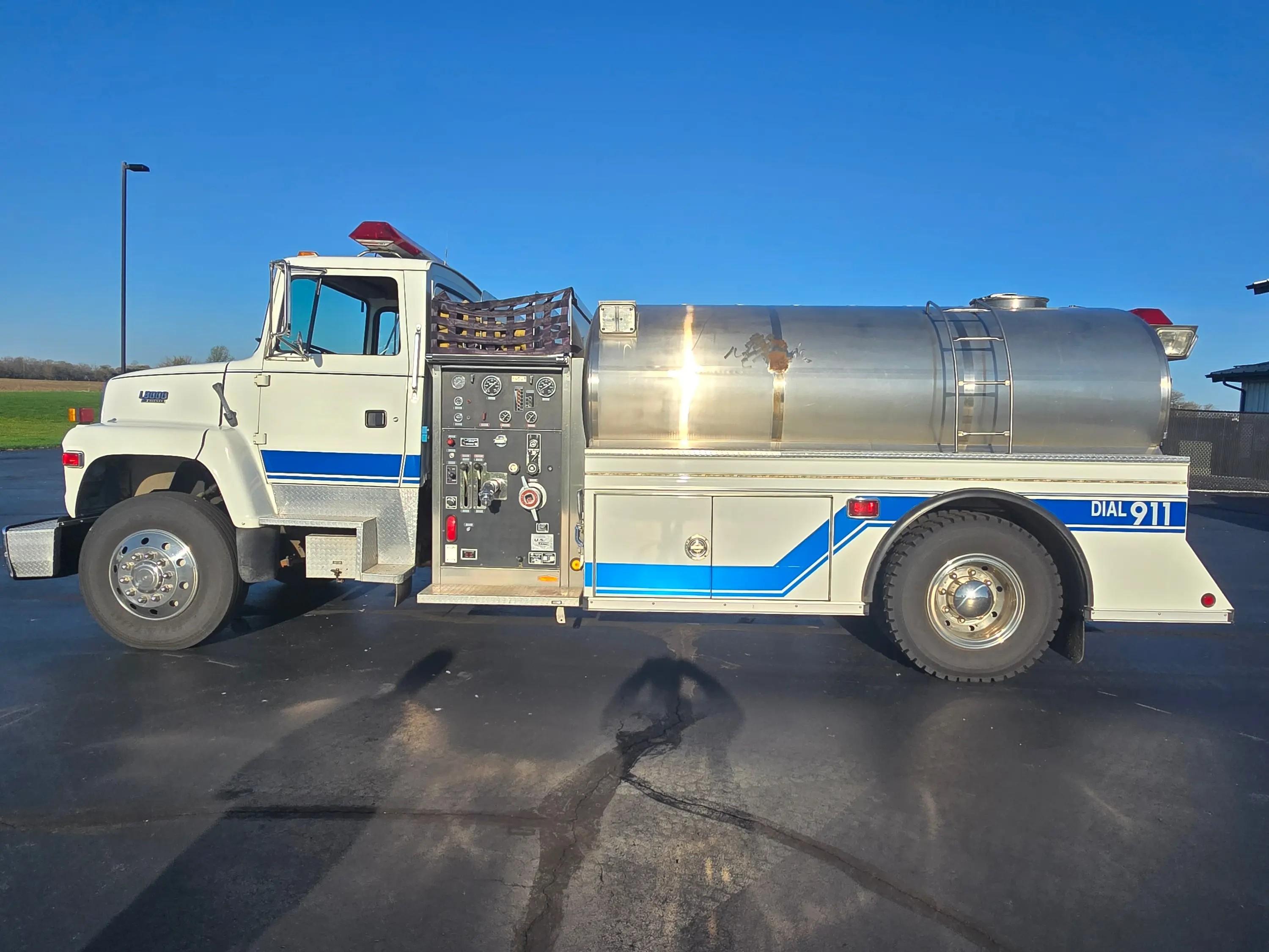1993 Ford L8000 Pumper Tanker - image 2