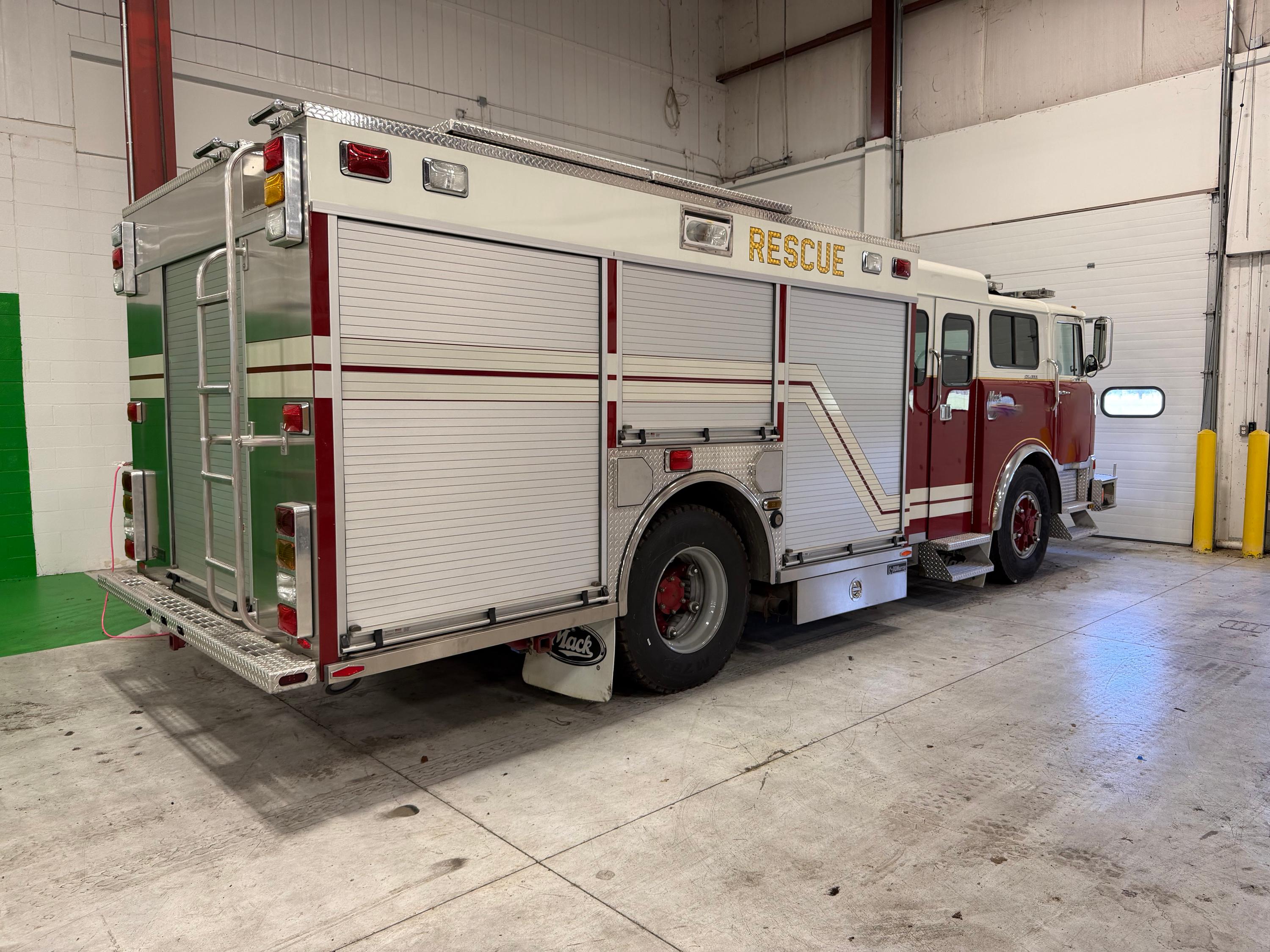 1974 RD Murray Mack Heavy Rescue - image 6
