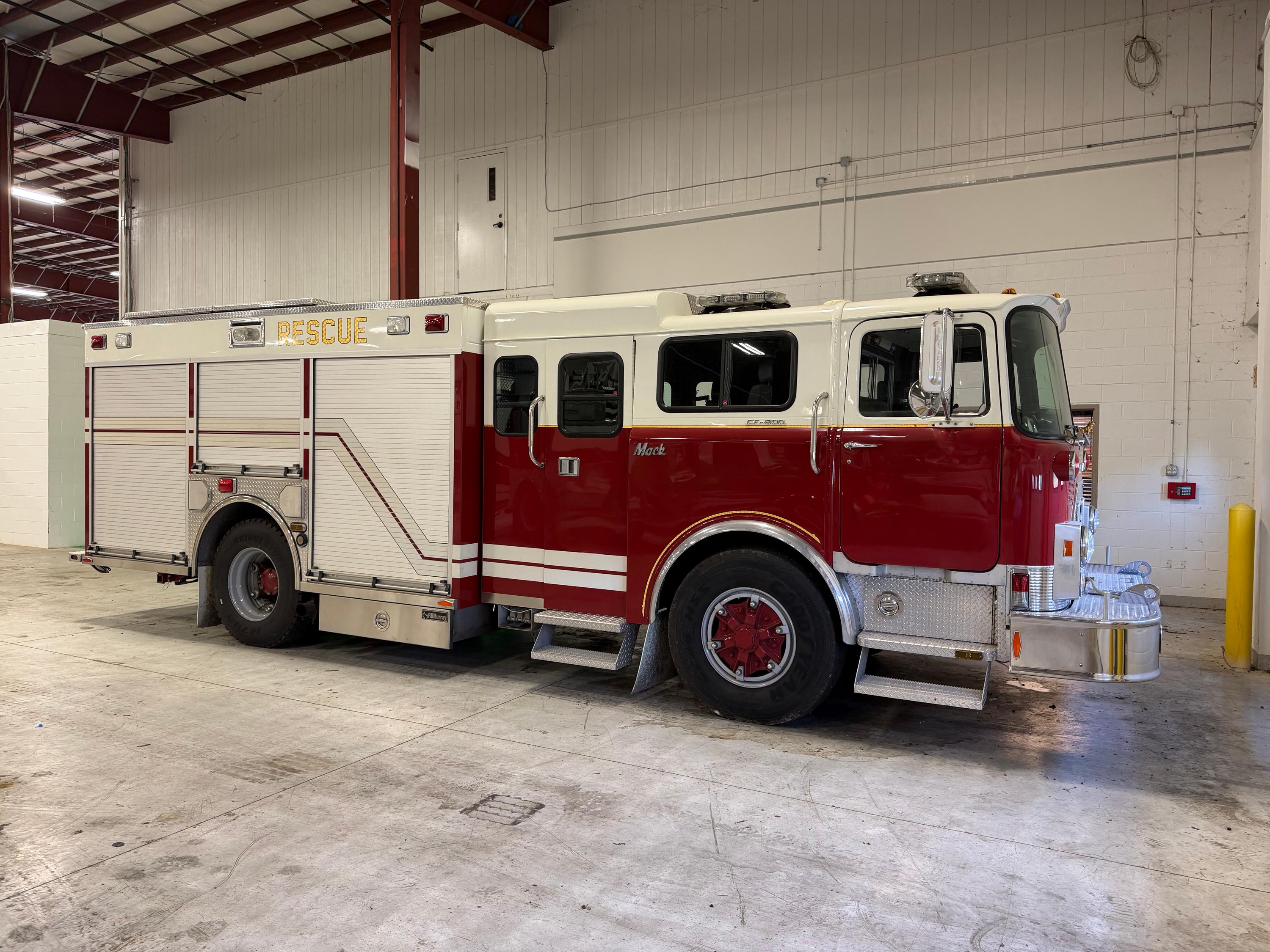 1974 RD Murray Mack Heavy Rescue - image 3