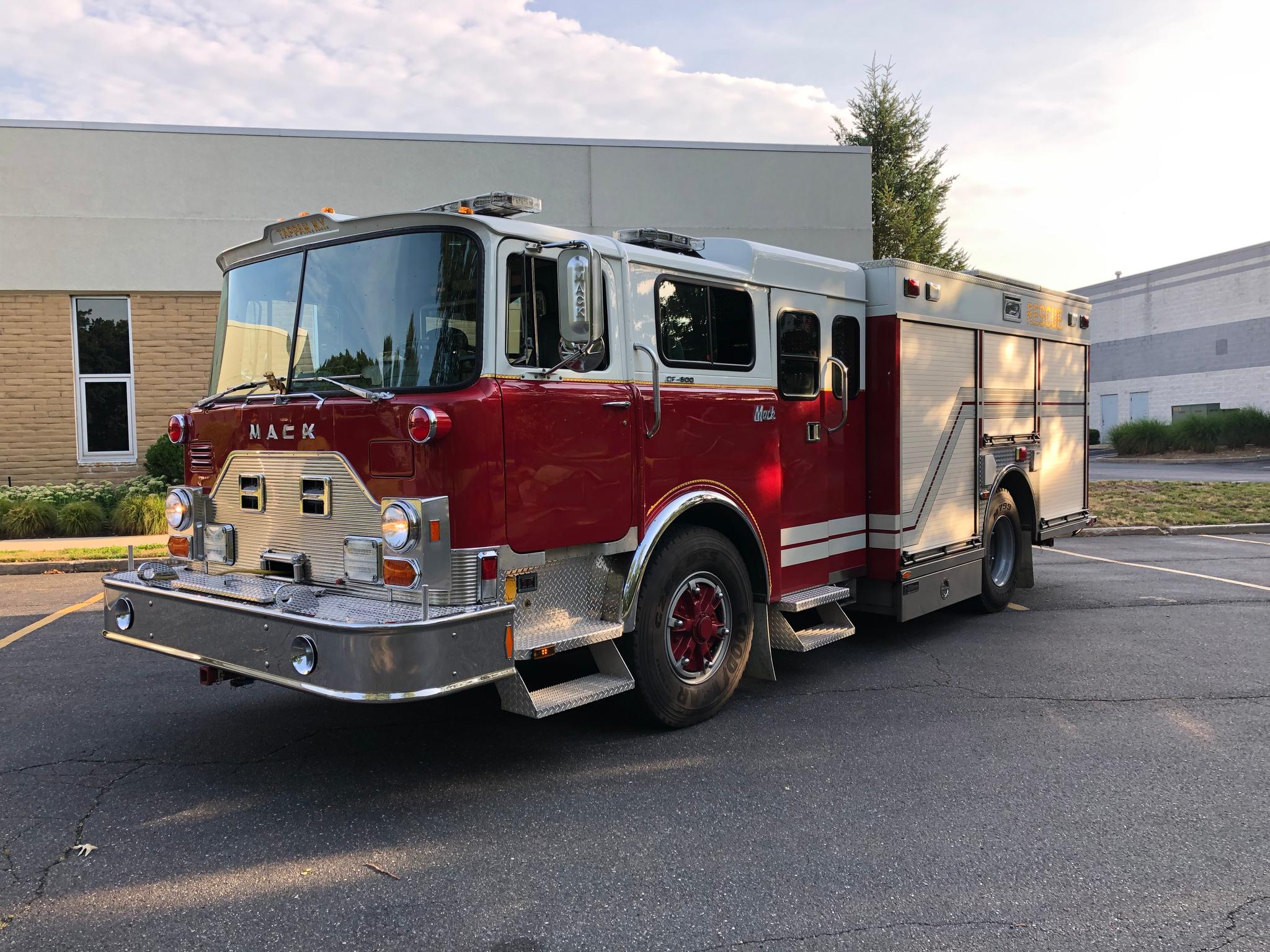 1974 RD Murray Mack Heavy Rescue - image 2