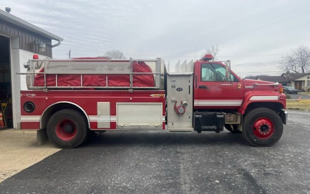 1996 GMC C7 Topkick 2000 Gallon Tanker  - image 2