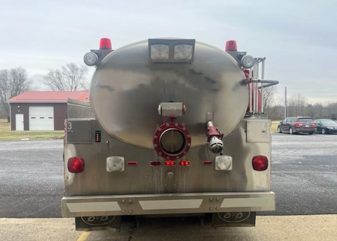 1996 GMC C7 Topkick 2000 Gallon Tanker  - image 4