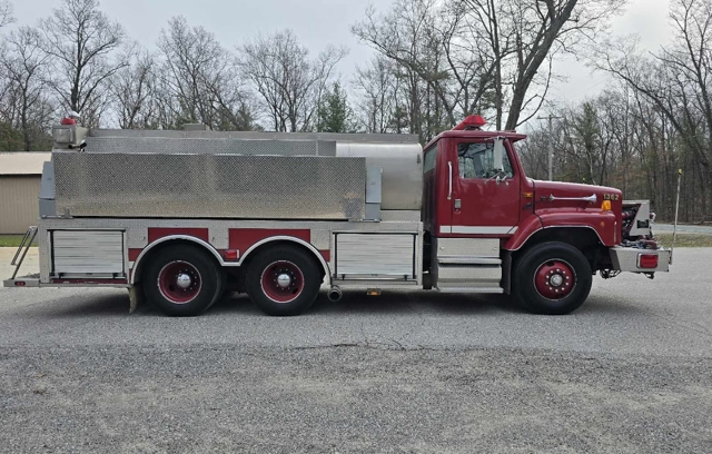1994 International 3000 Gallon Tanker/Pumper - image 3