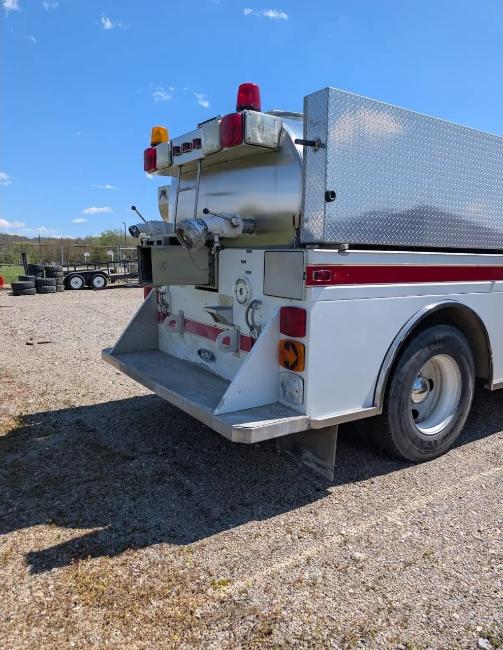 1996 Ford F800 Tanker - image 3