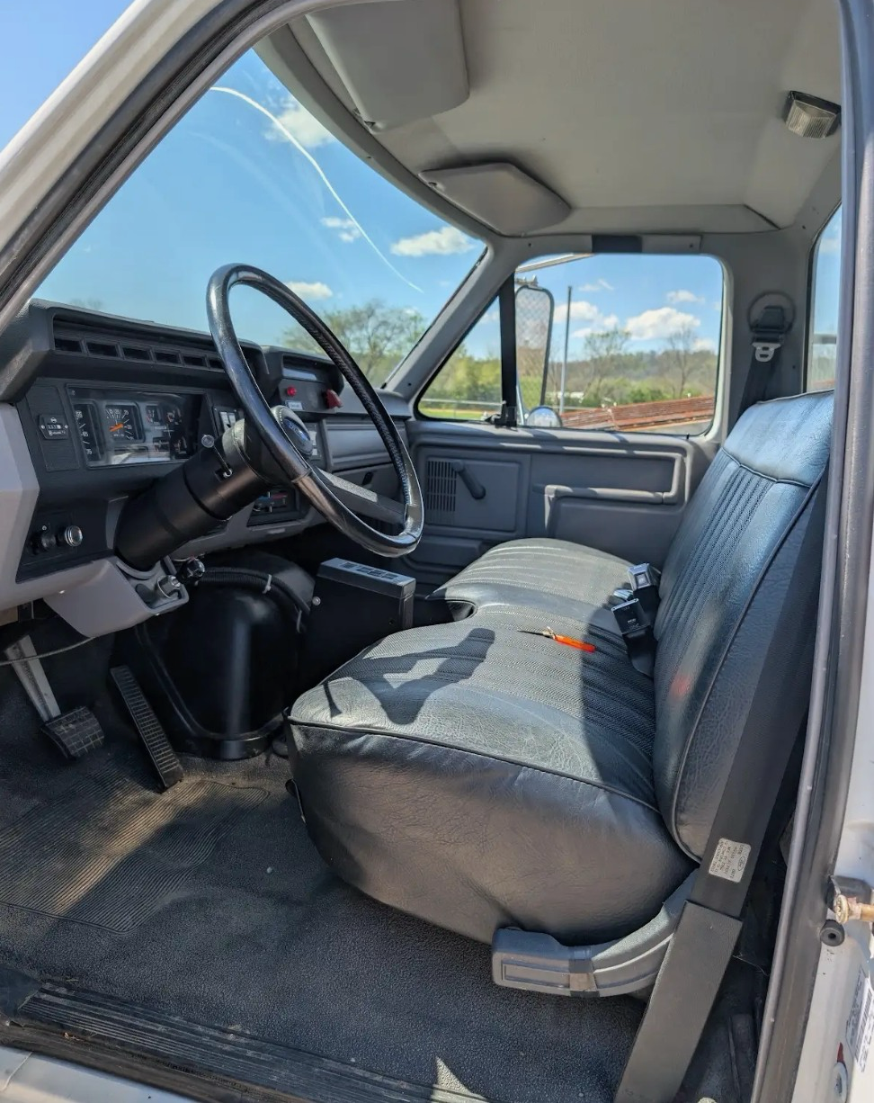 1996 Ford F800 Tanker - image 4
