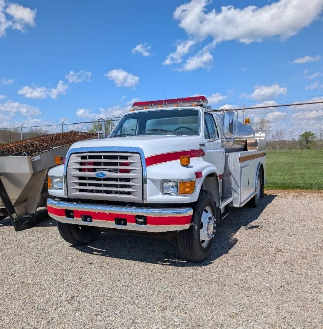 1996 Ford F800 Tanker - image 2