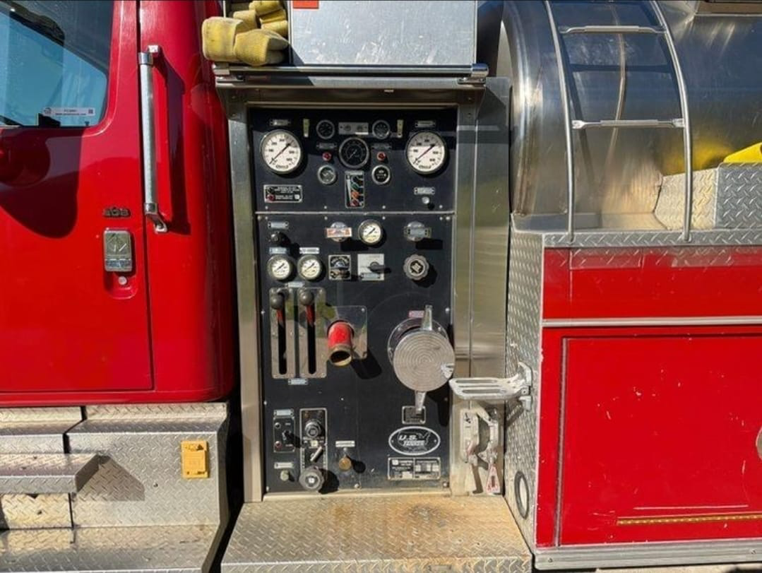1998 International 4900 Pumper Tanker - image 4