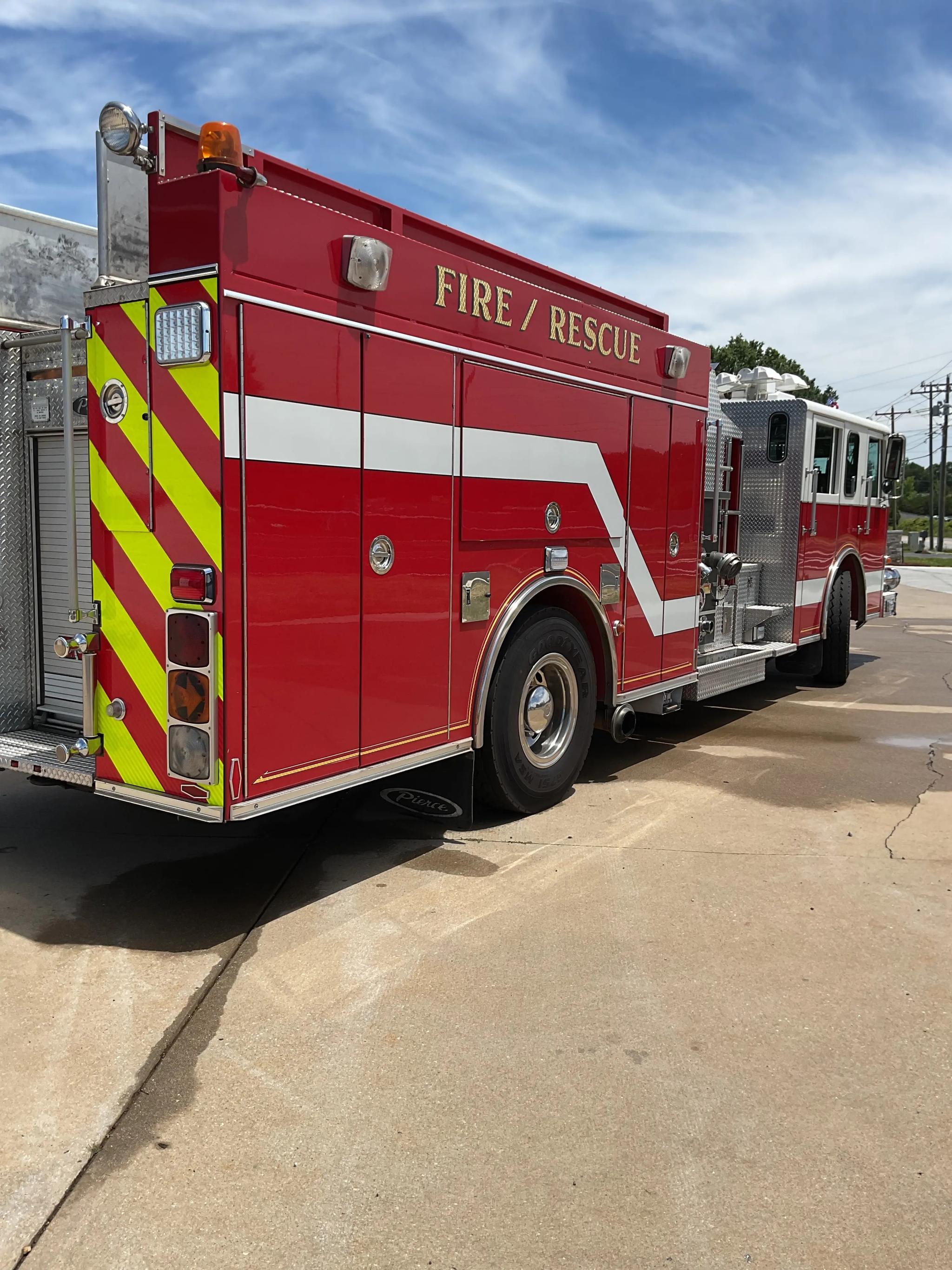 1998 Pierce Saber Pumper - image 3