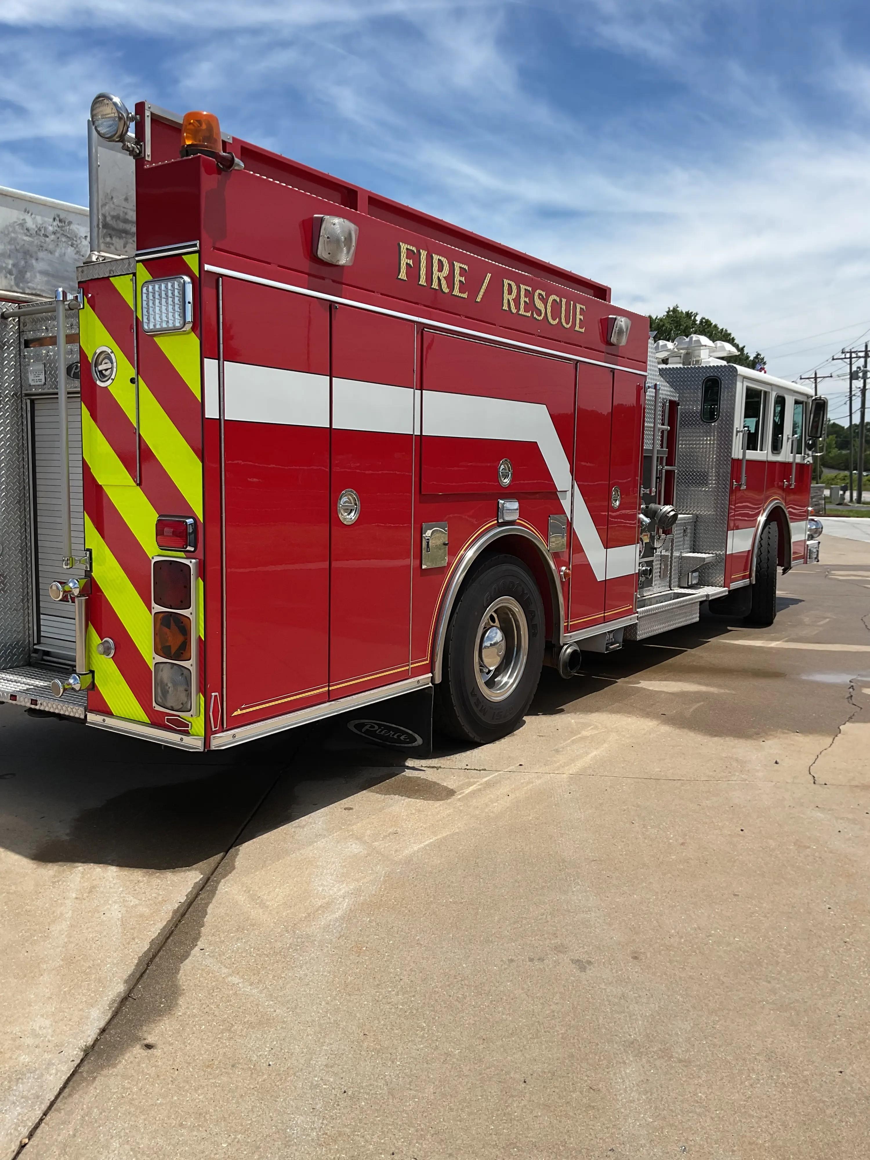 1998 Pierce Saber Pumper - image 3