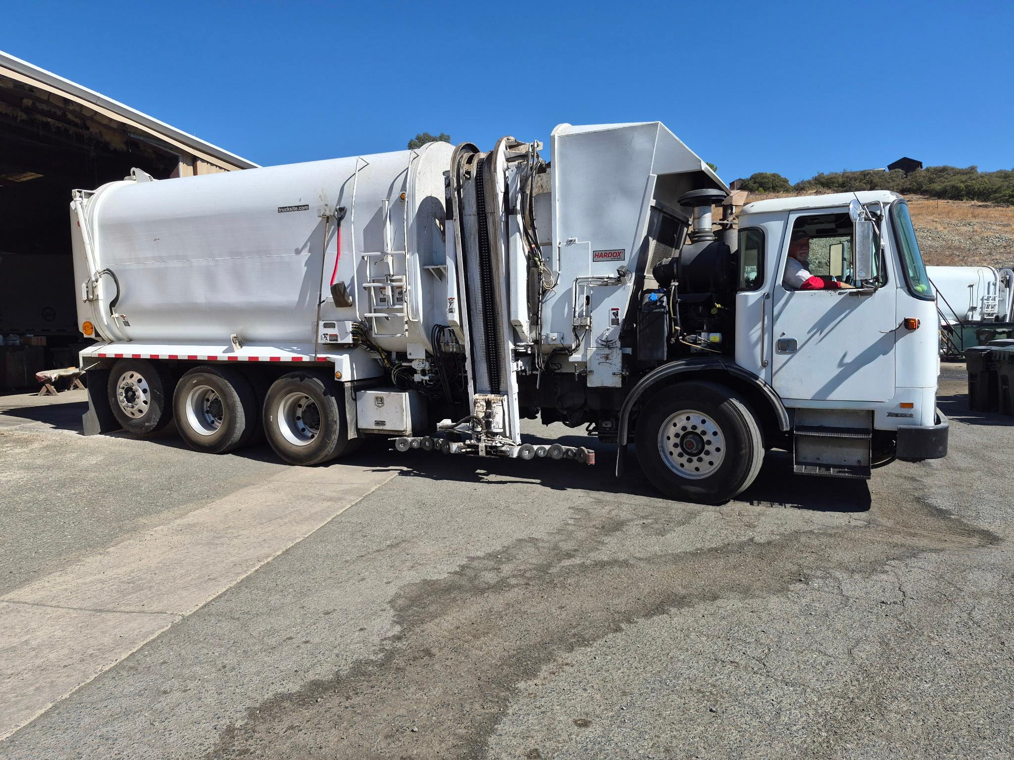 2012 Autocar Amrep Automated Side Loader - image 3