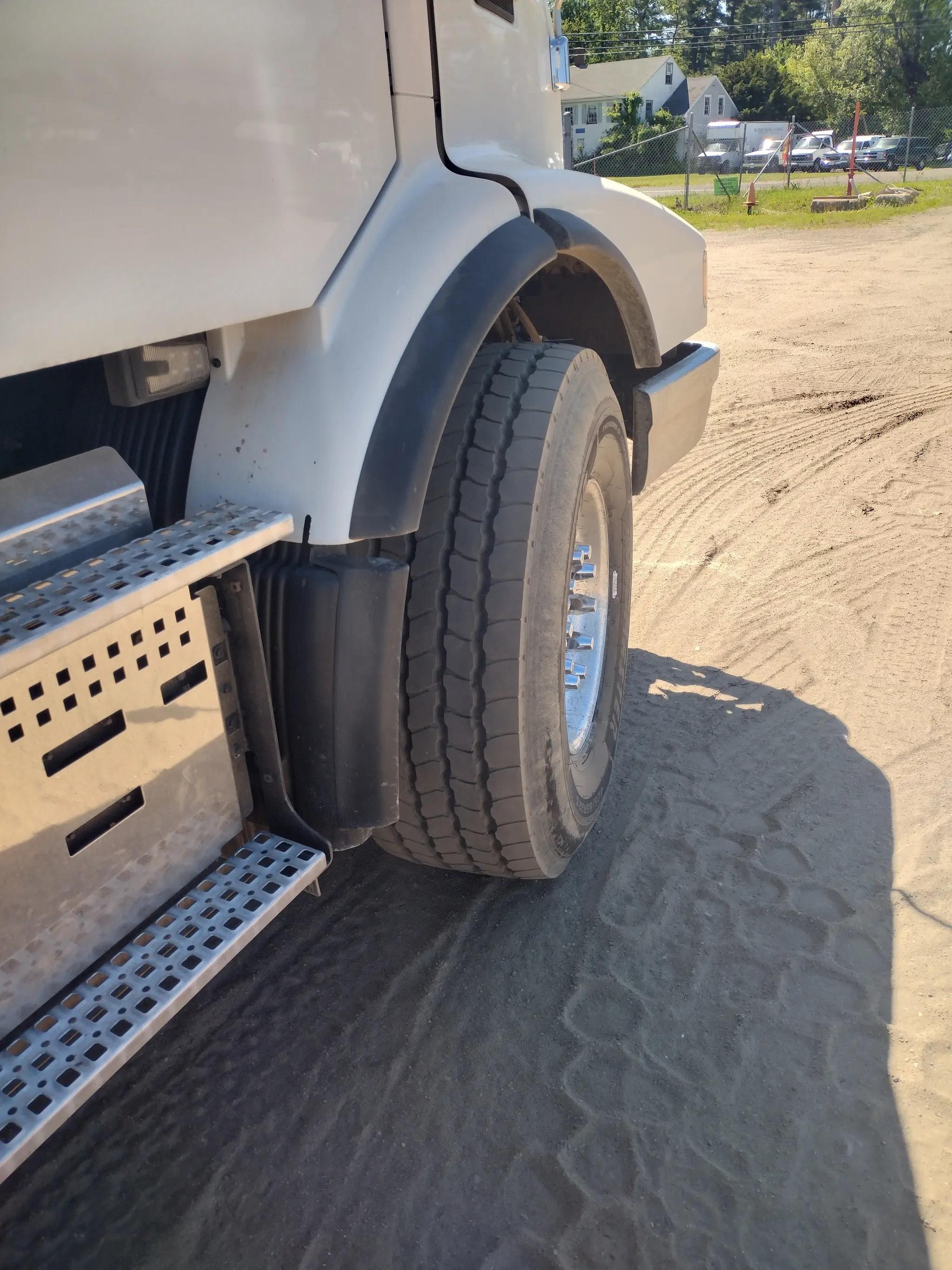 2021 Volvo VHD - image 10