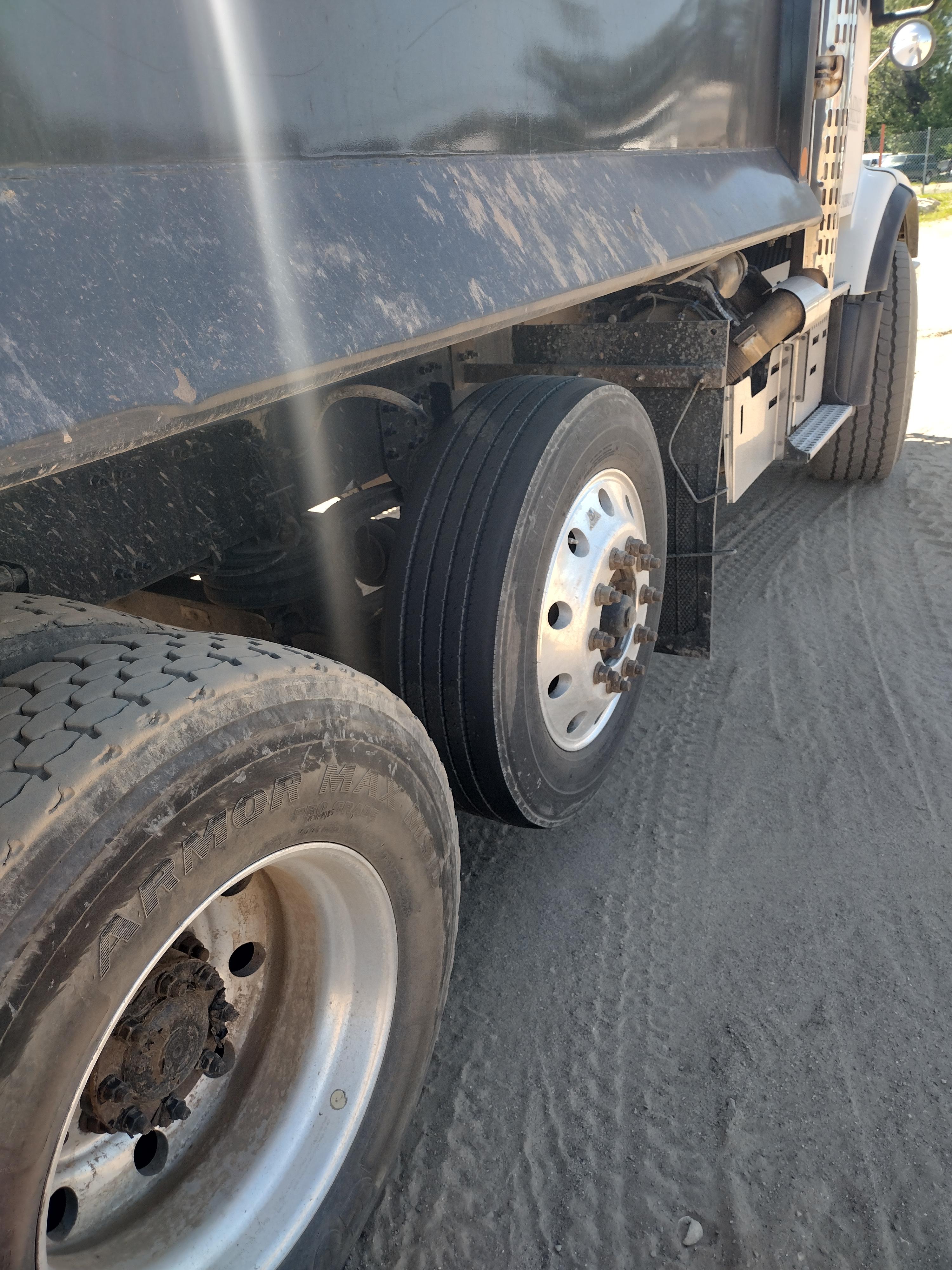 2021 Volvo VHD - image 9