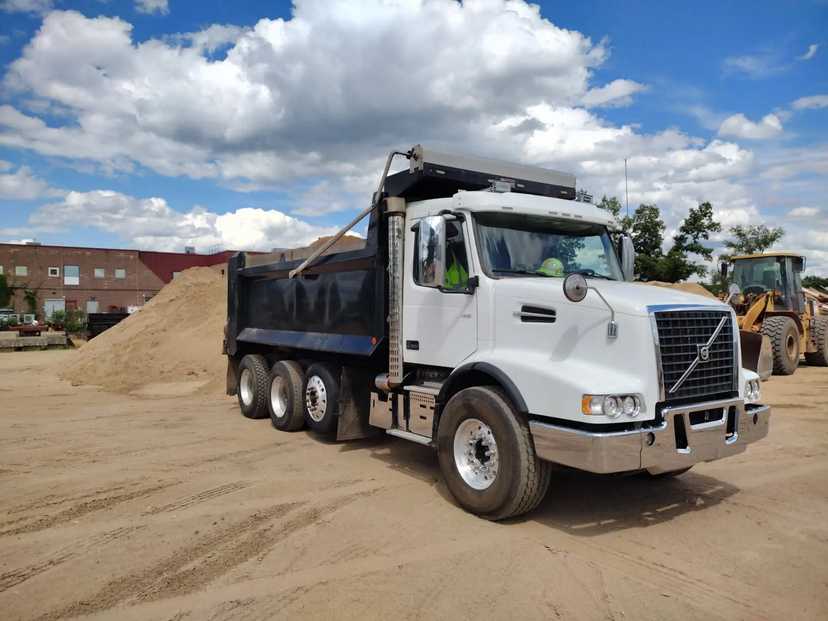 2021 Volvo VHD — photo 2