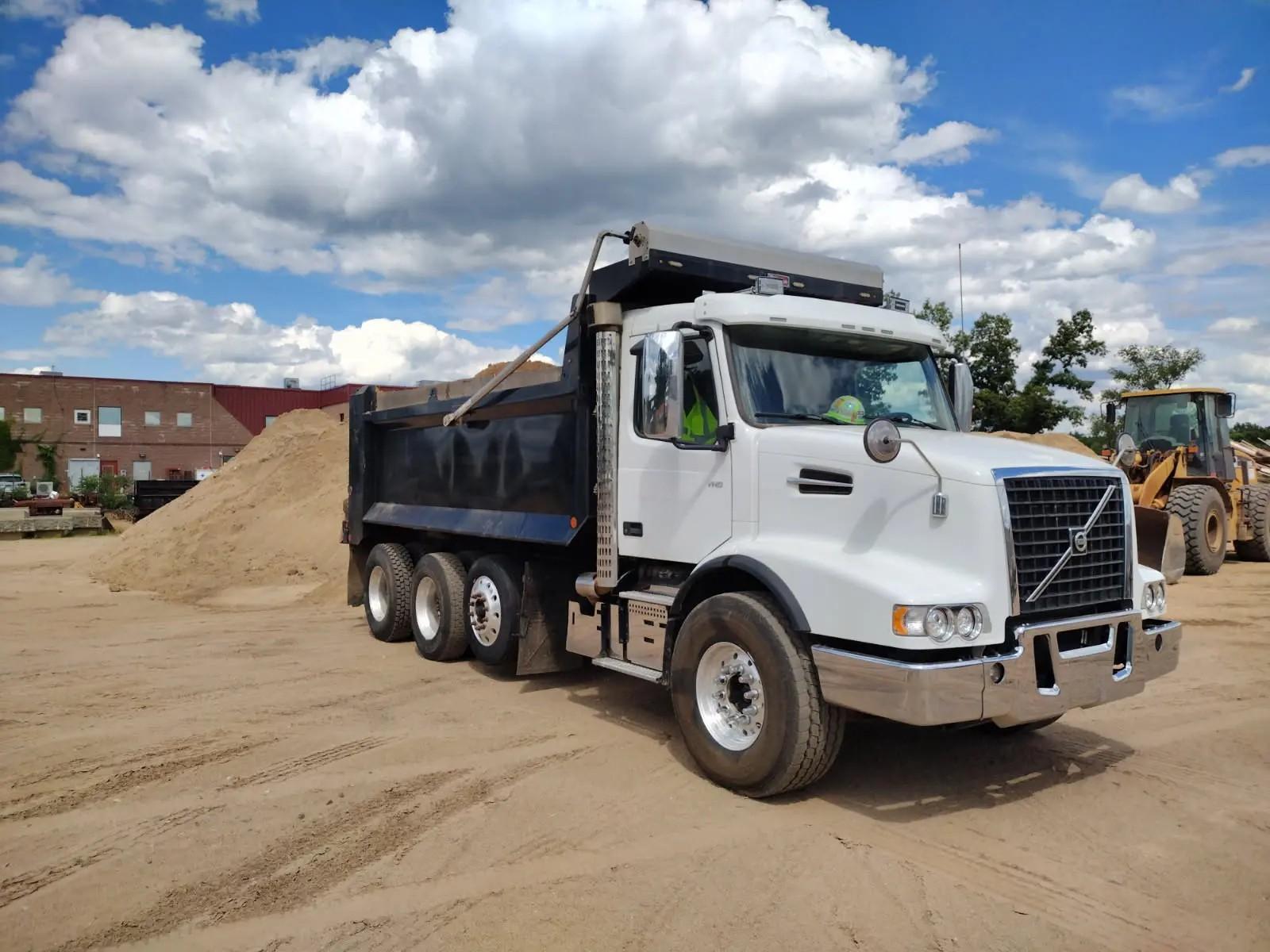 2021 Volvo VHD - image 2