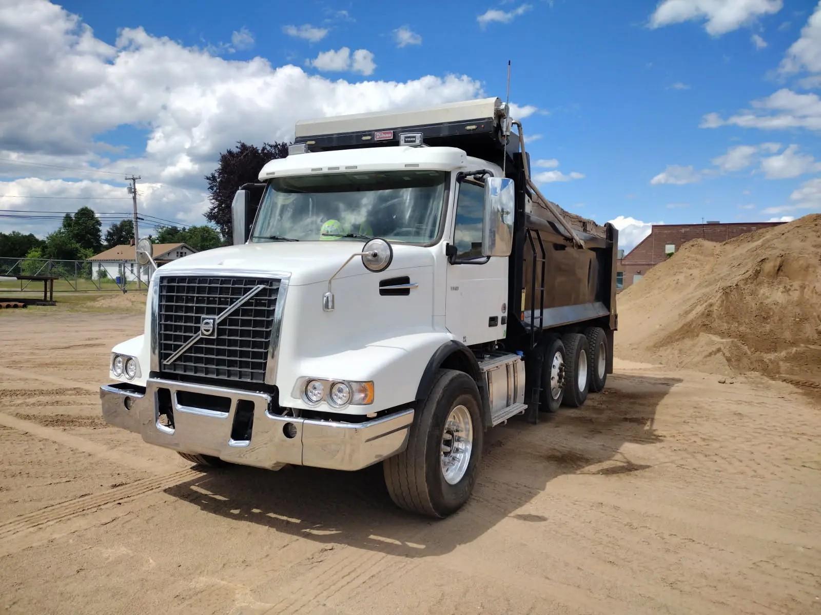 2021 Volvo VHD - image 1