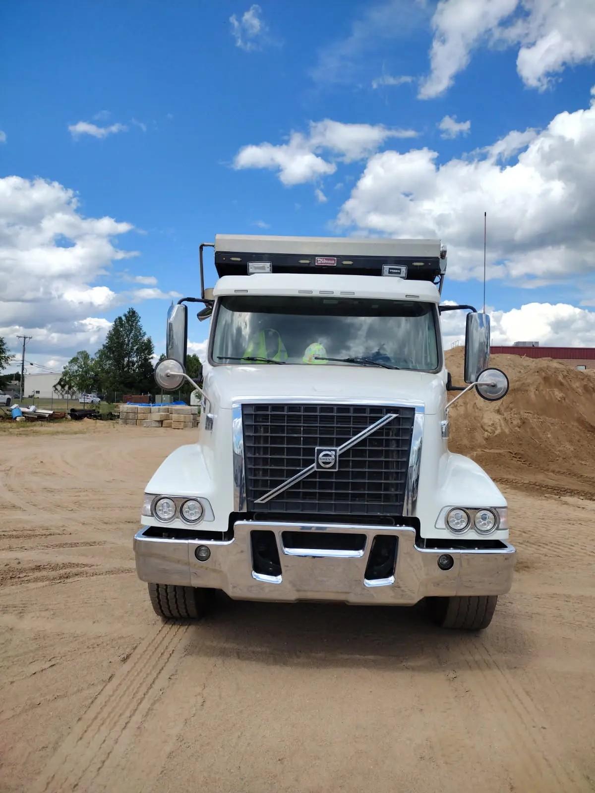 2021 Volvo VHD - image 3