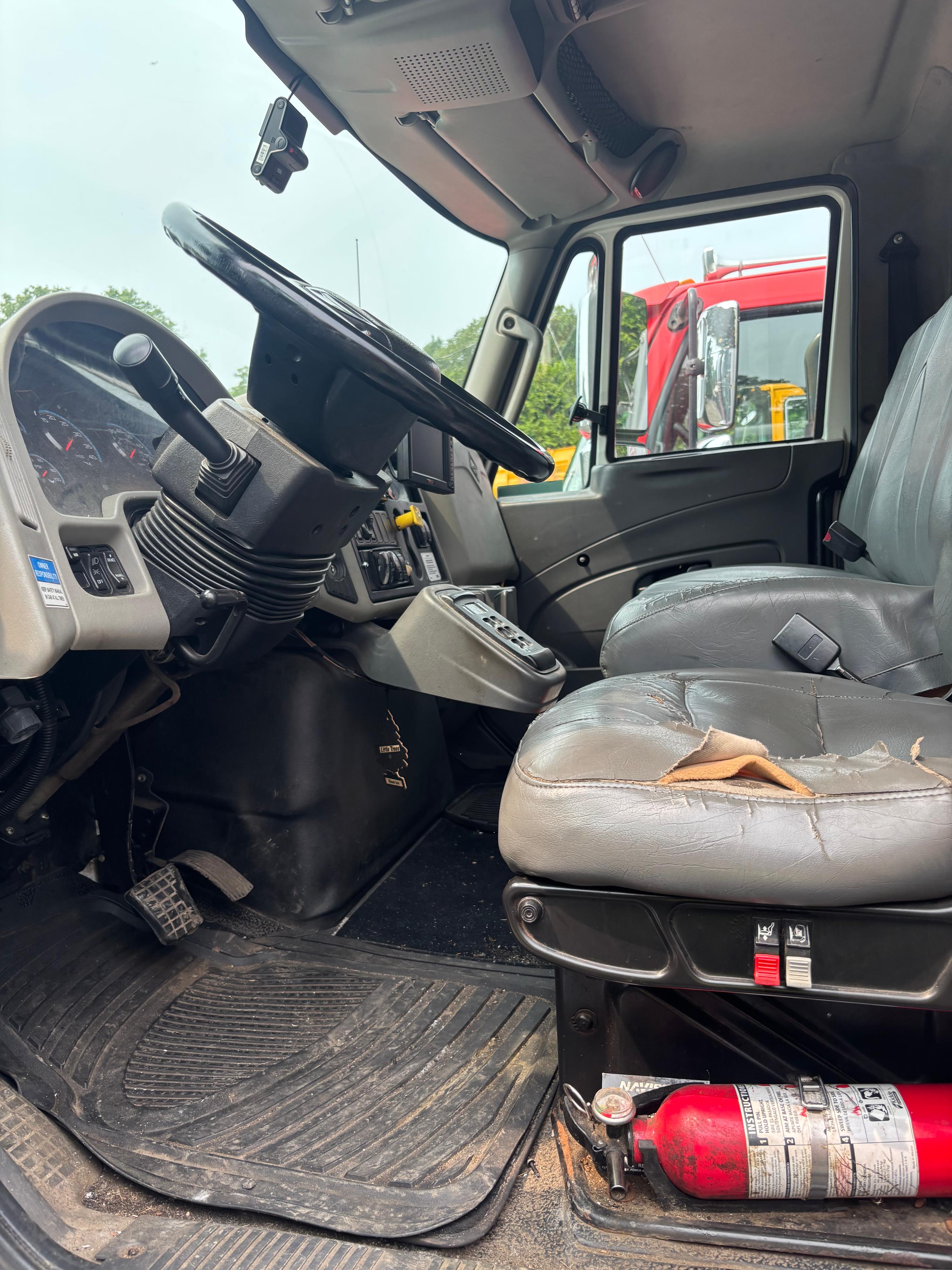 2015 International New Way Rear Loader - image 10
