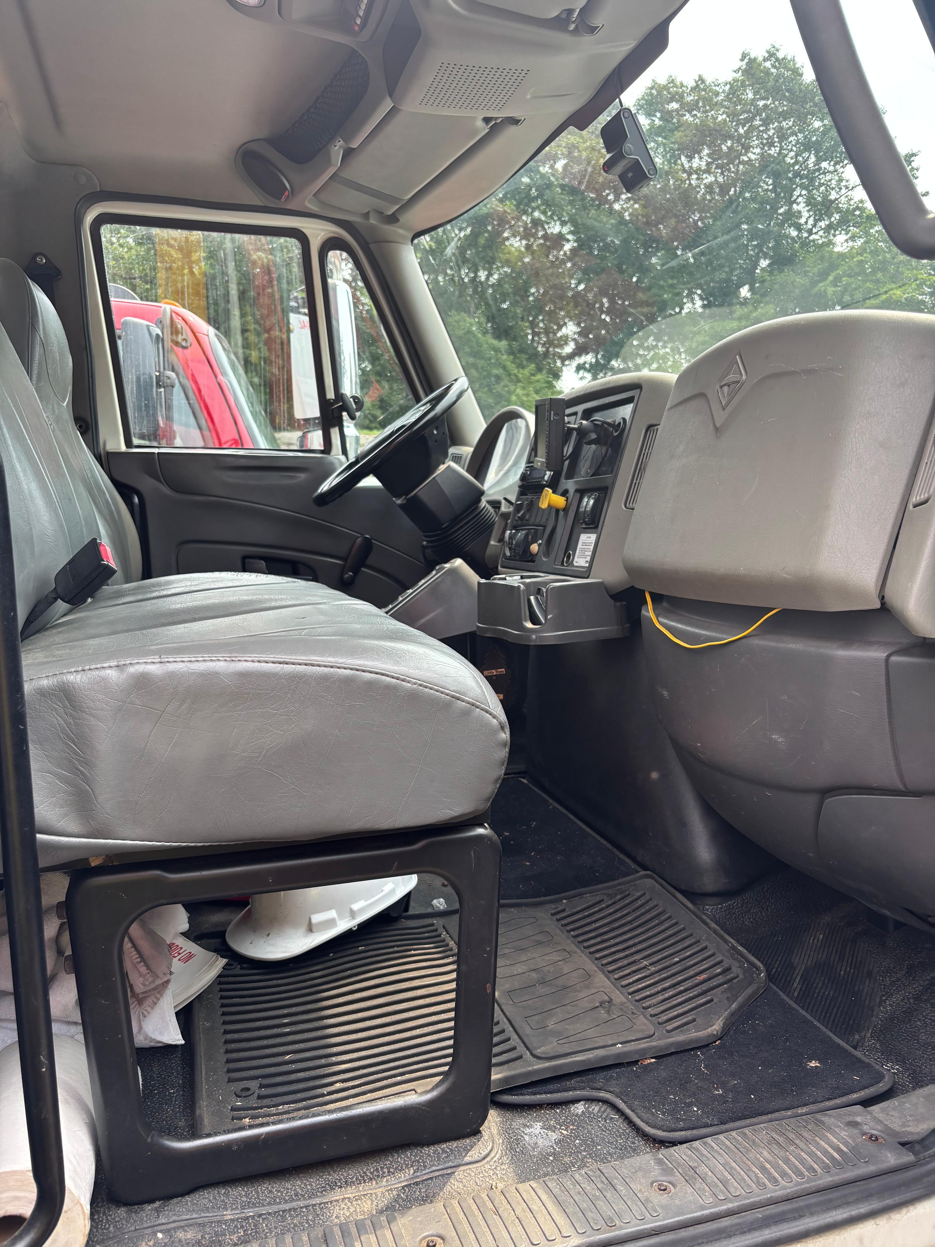 2015 International New Way Rear Loader - image 9