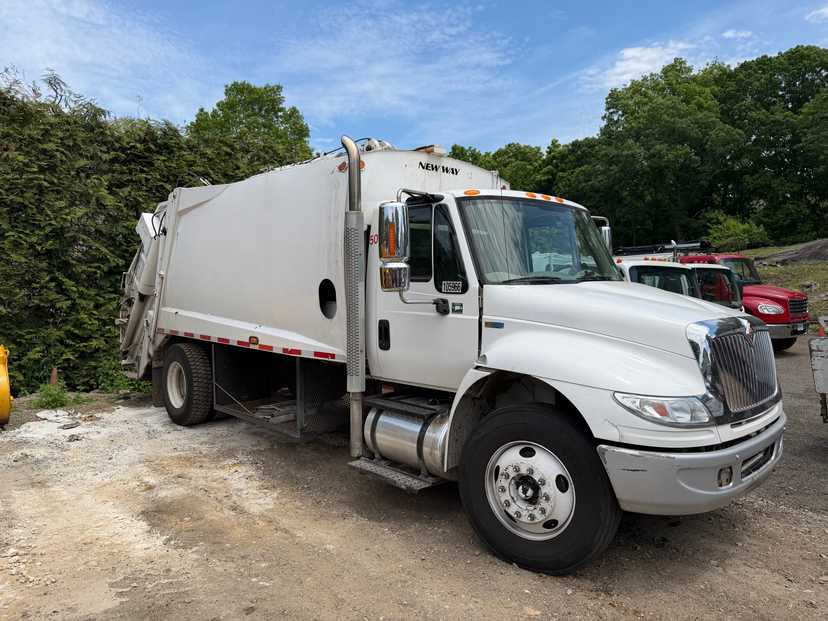 2015 International New Way Rear Loader — photo 3