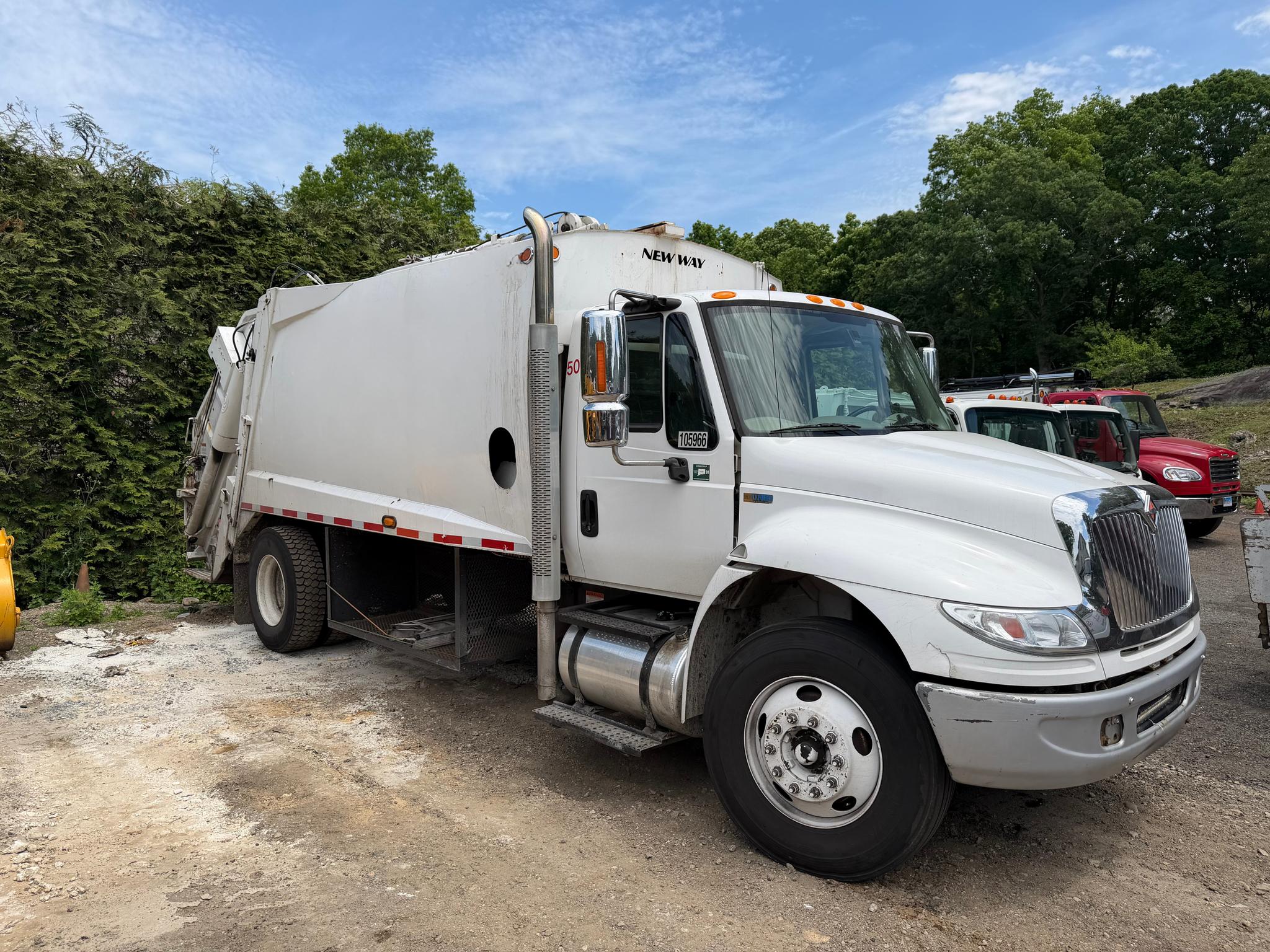 2015 International New Way Rear Loader - image 3