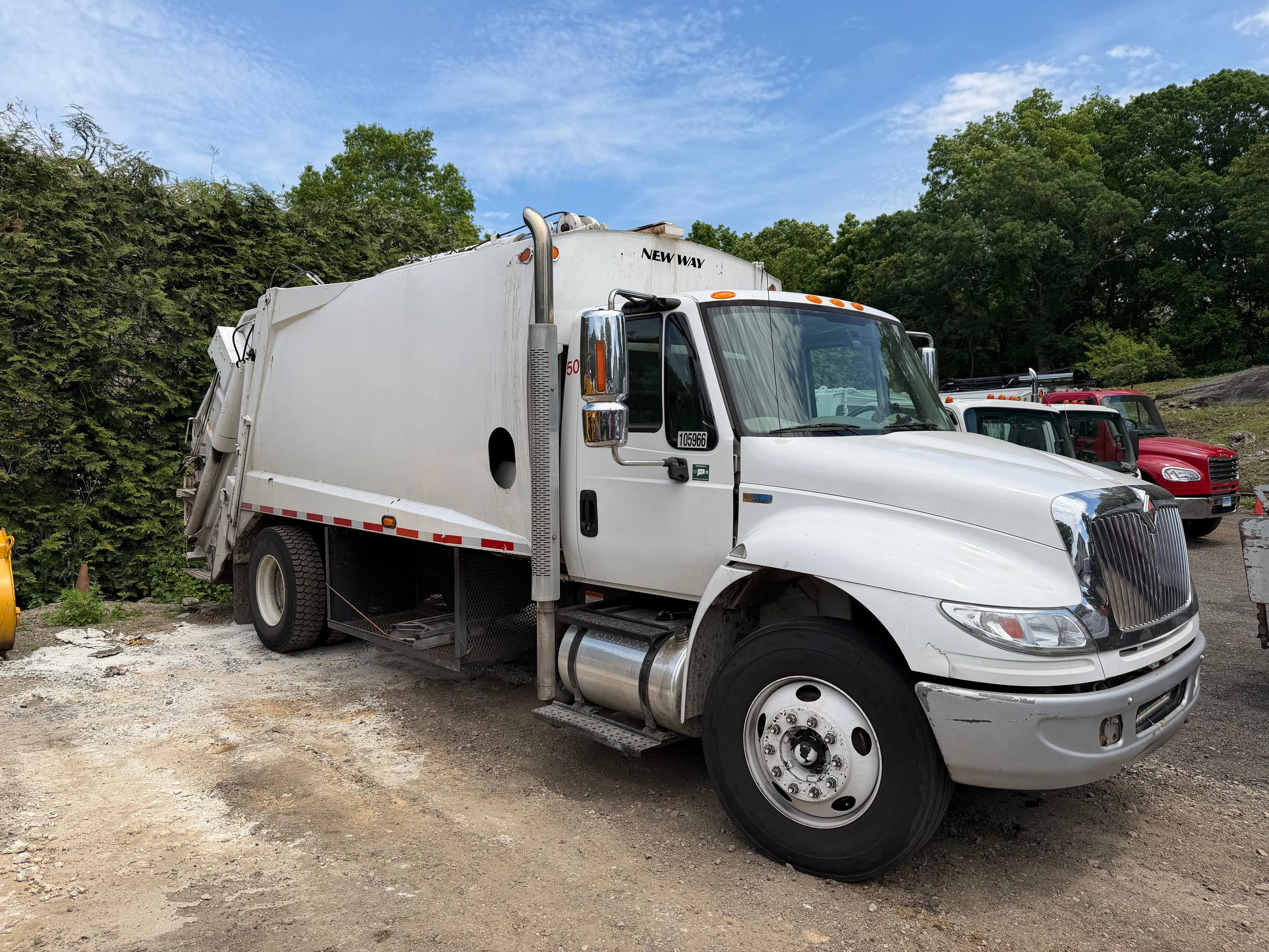 2015 International New Way Rear Loader - image 3