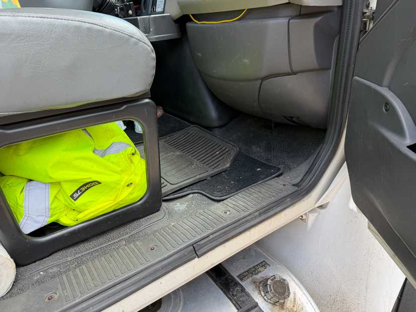 2015 International New Way Rear Loader — photo 7