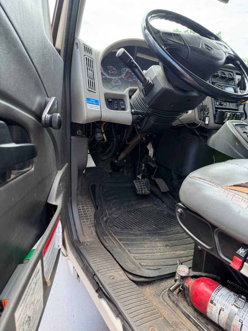 2015 International New Way Rear Loader — photo 6
