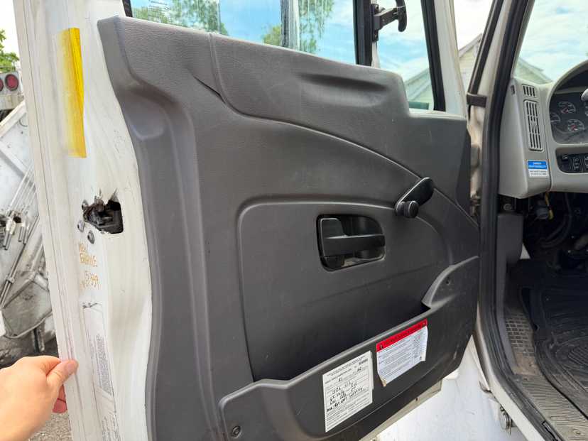 2015 International New Way Rear Loader — photo 5