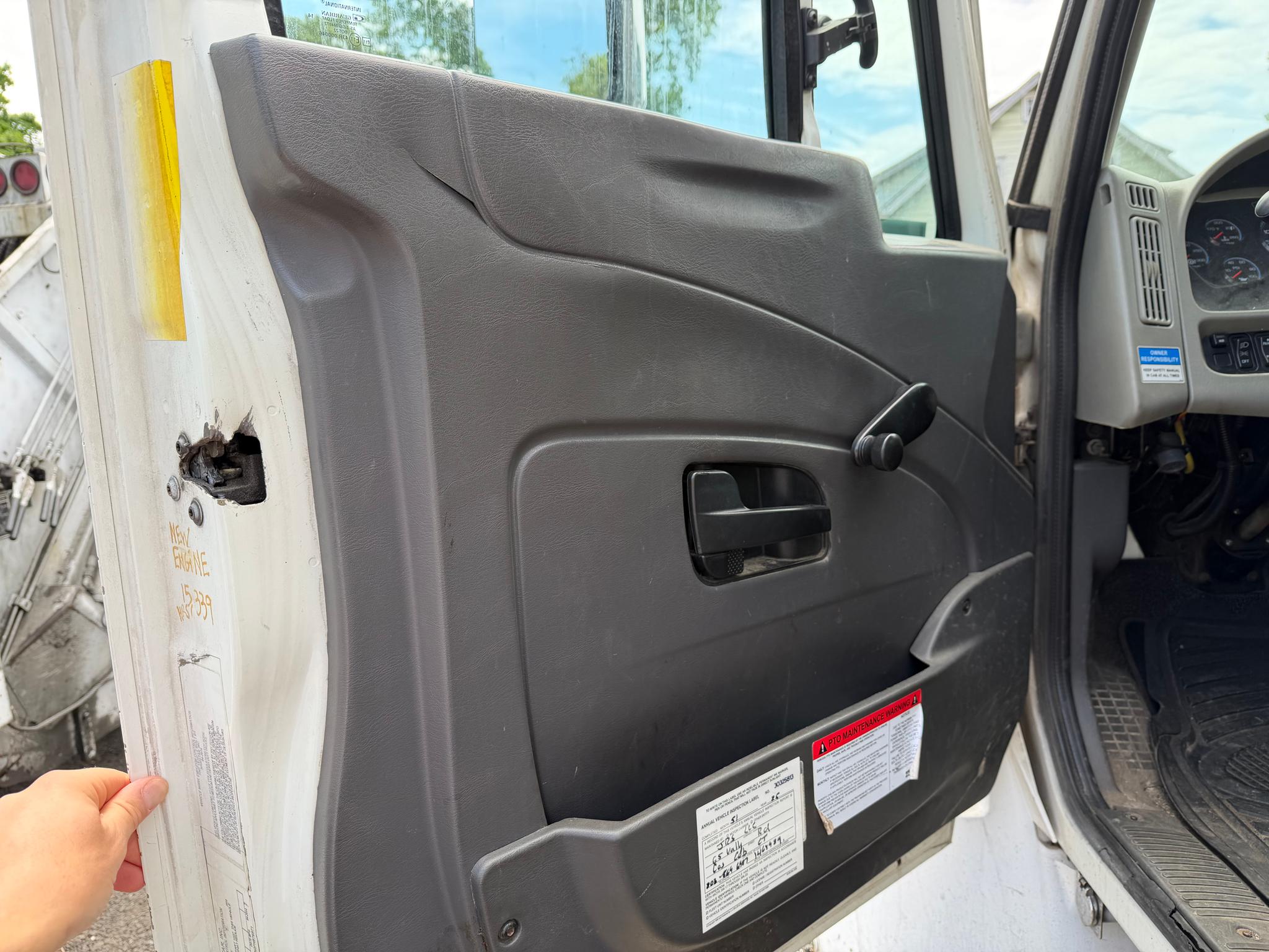 2015 International New Way Rear Loader - image 5