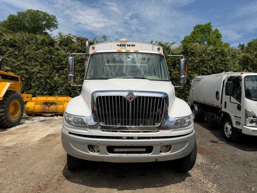 2015 International New Way Rear Loader — photo 2