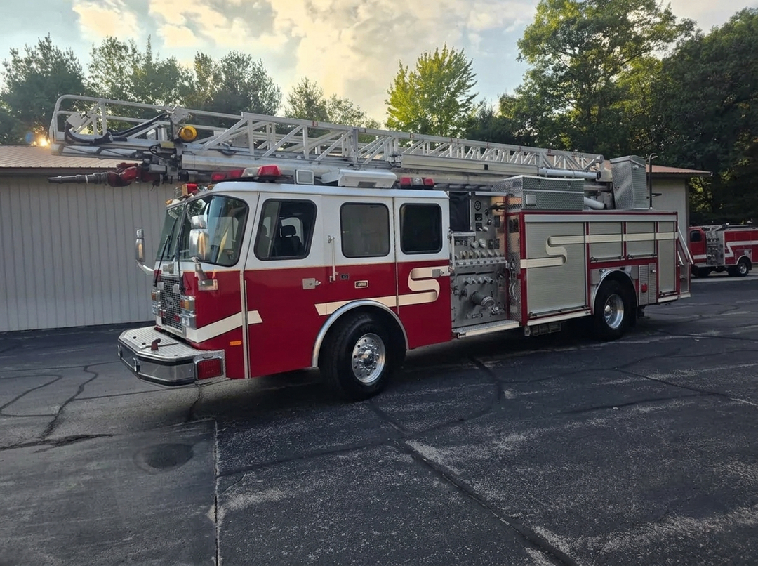 2001 E-One Custom 75' Aerial