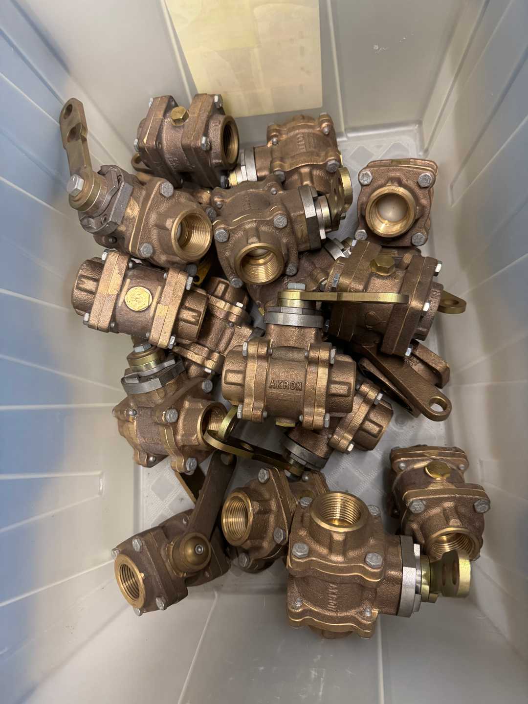 Akron 4123-1 1” swing out valve