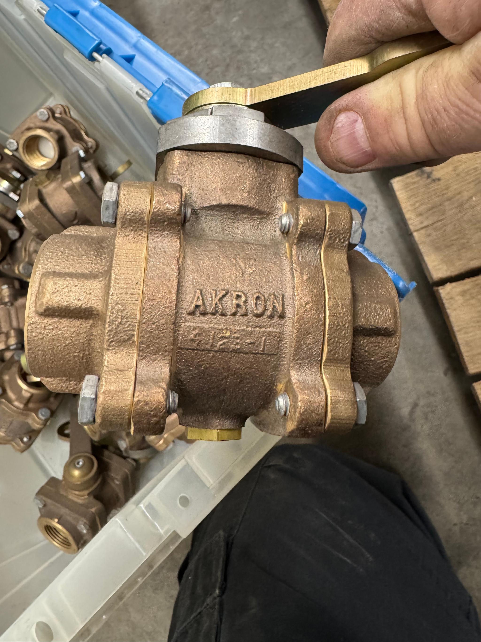 Akron 4123-1 1” swing out valve - image 2