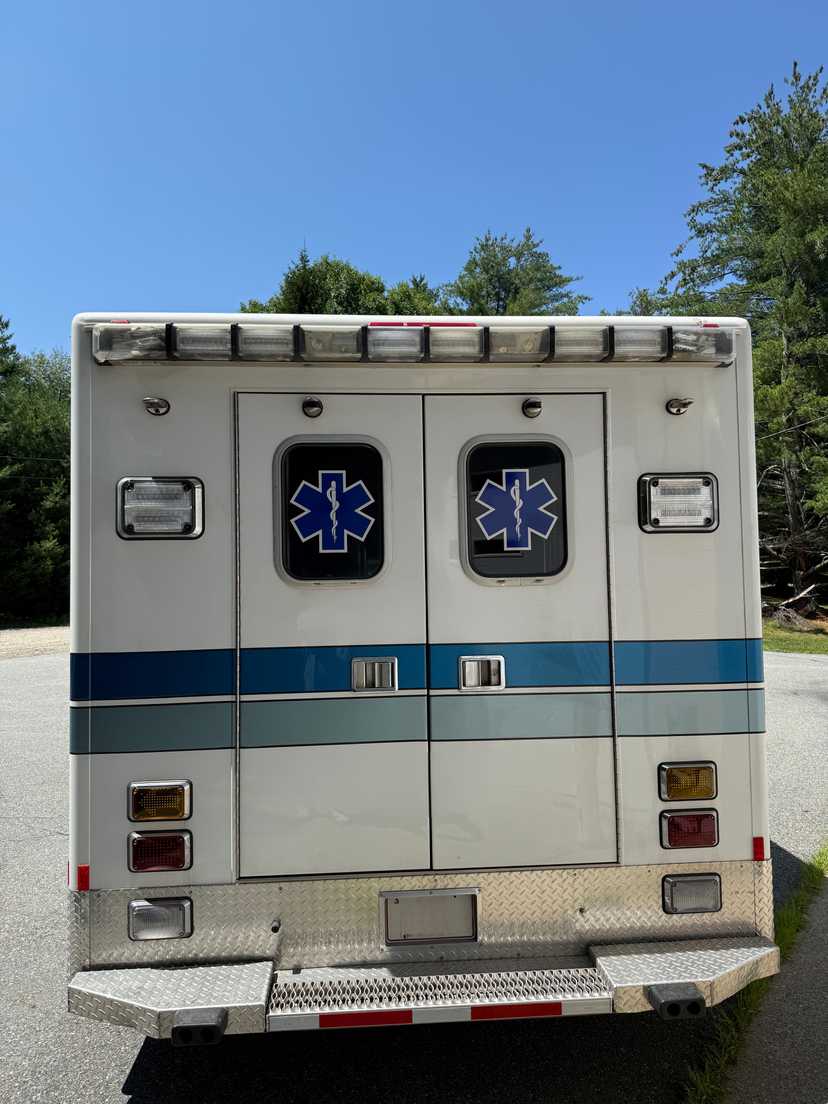 2002 LifeLine Ford Type III Ambulance — photo 4
