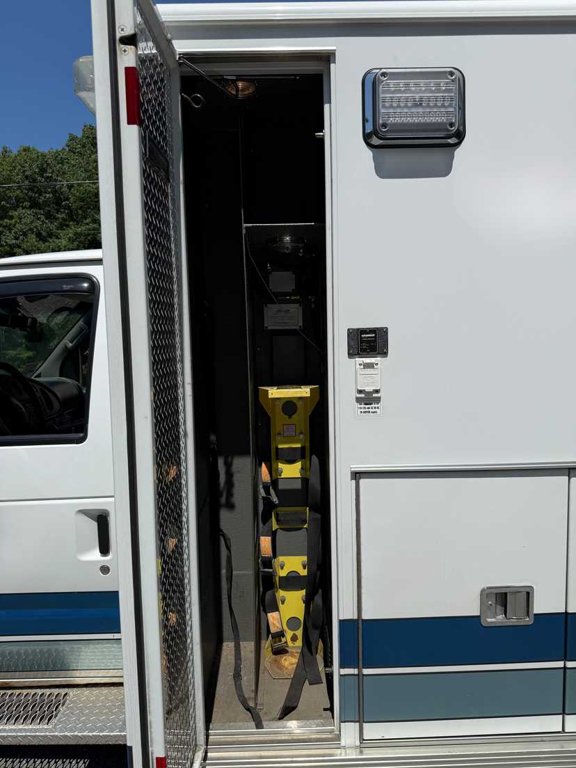 2002 LifeLine Ford Type III Ambulance — photo 6