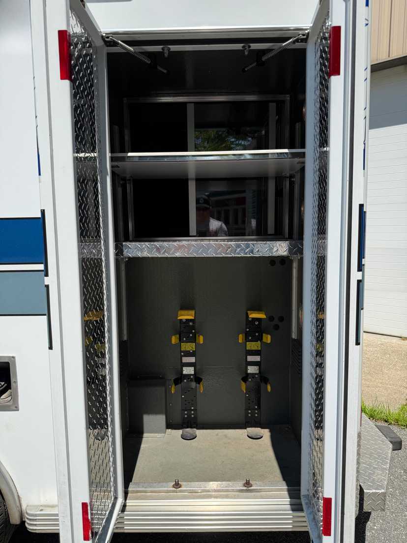 2002 LifeLine Ford Type III Ambulance — photo 8