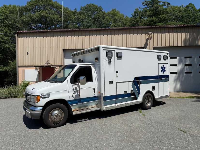 2002 LifeLine Ford Type III Ambulance