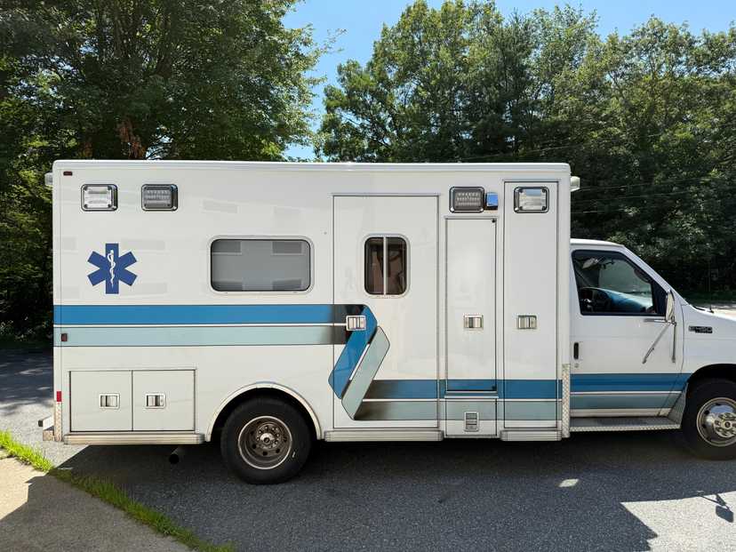 2002 LifeLine Ford Type III Ambulance — photo 5