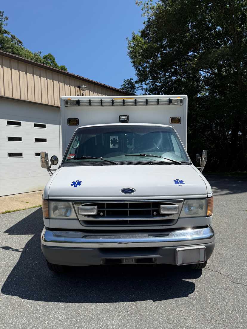 2002 LifeLine Ford Type III Ambulance — photo 2