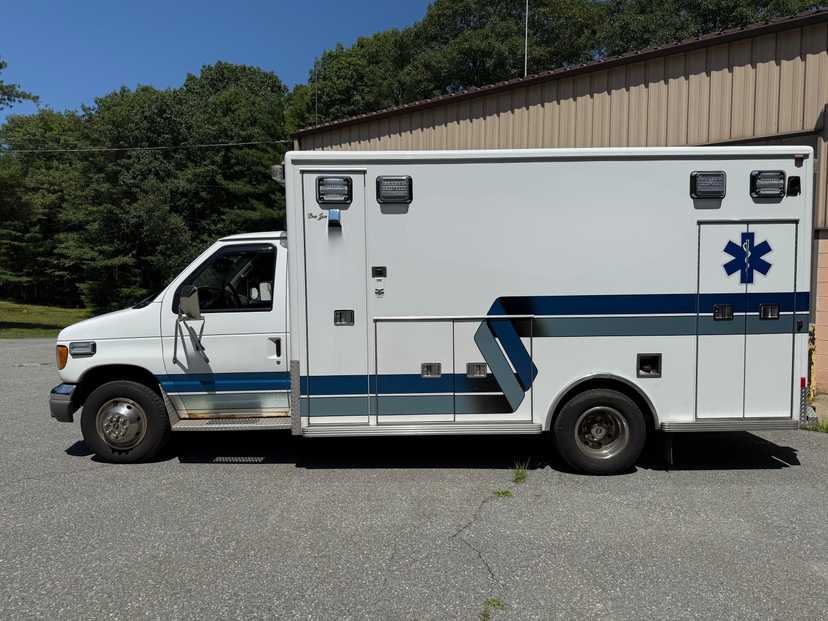 2002 LifeLine Ford Type III Ambulance — photo 3