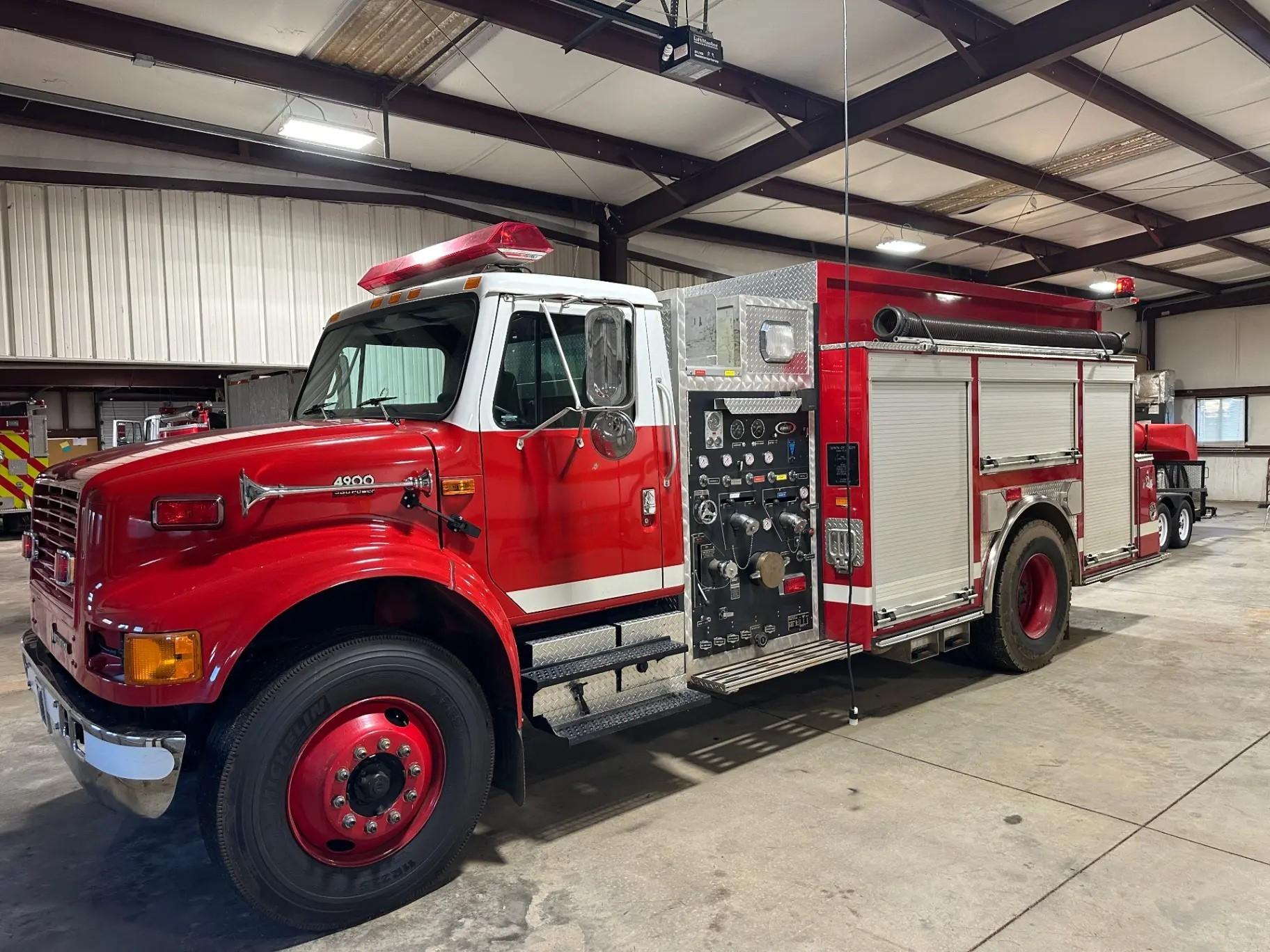 2001 International Pumper Tanker - image 2