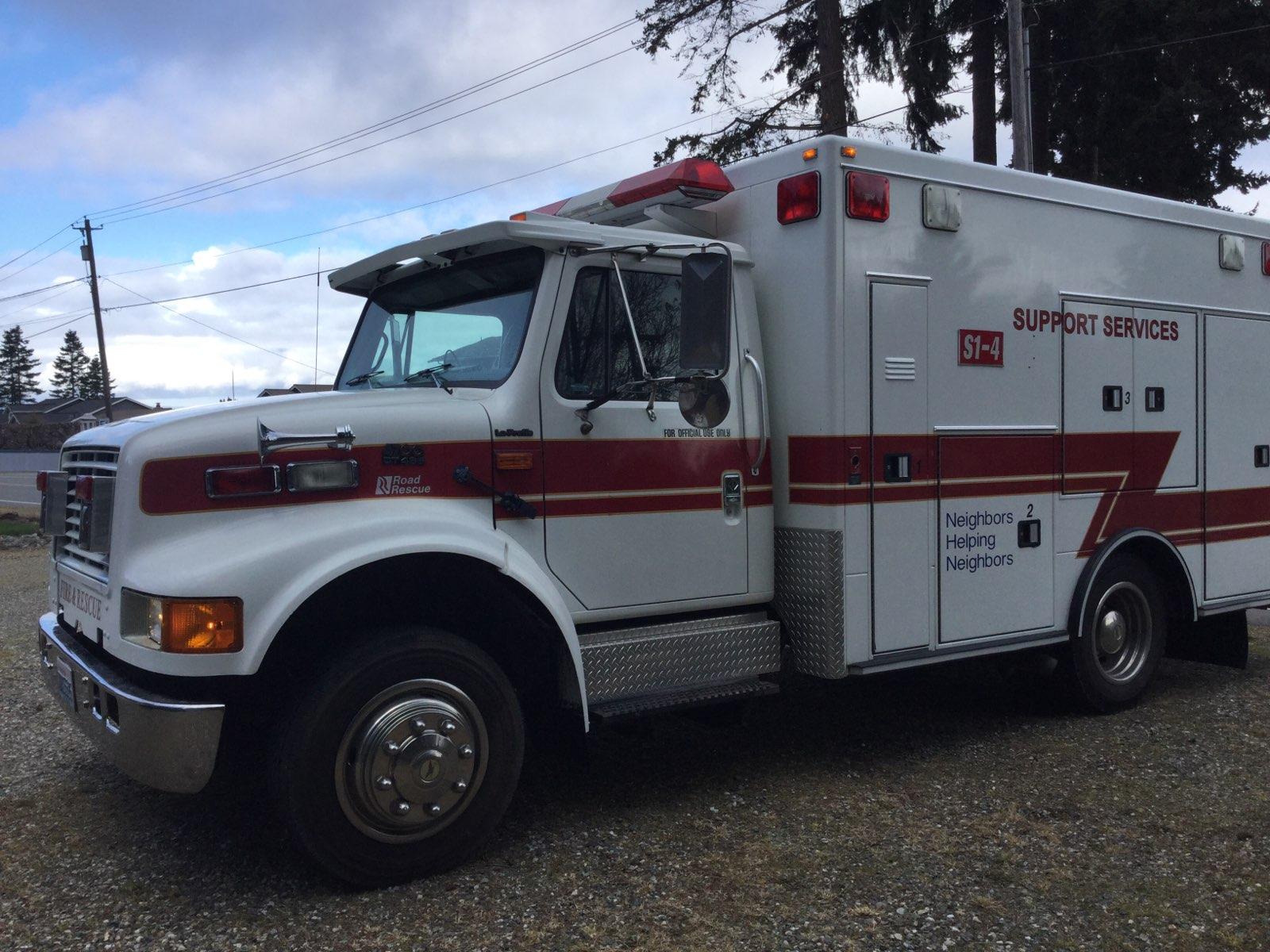 1995 International 4700 Type I Ambulance - image 2