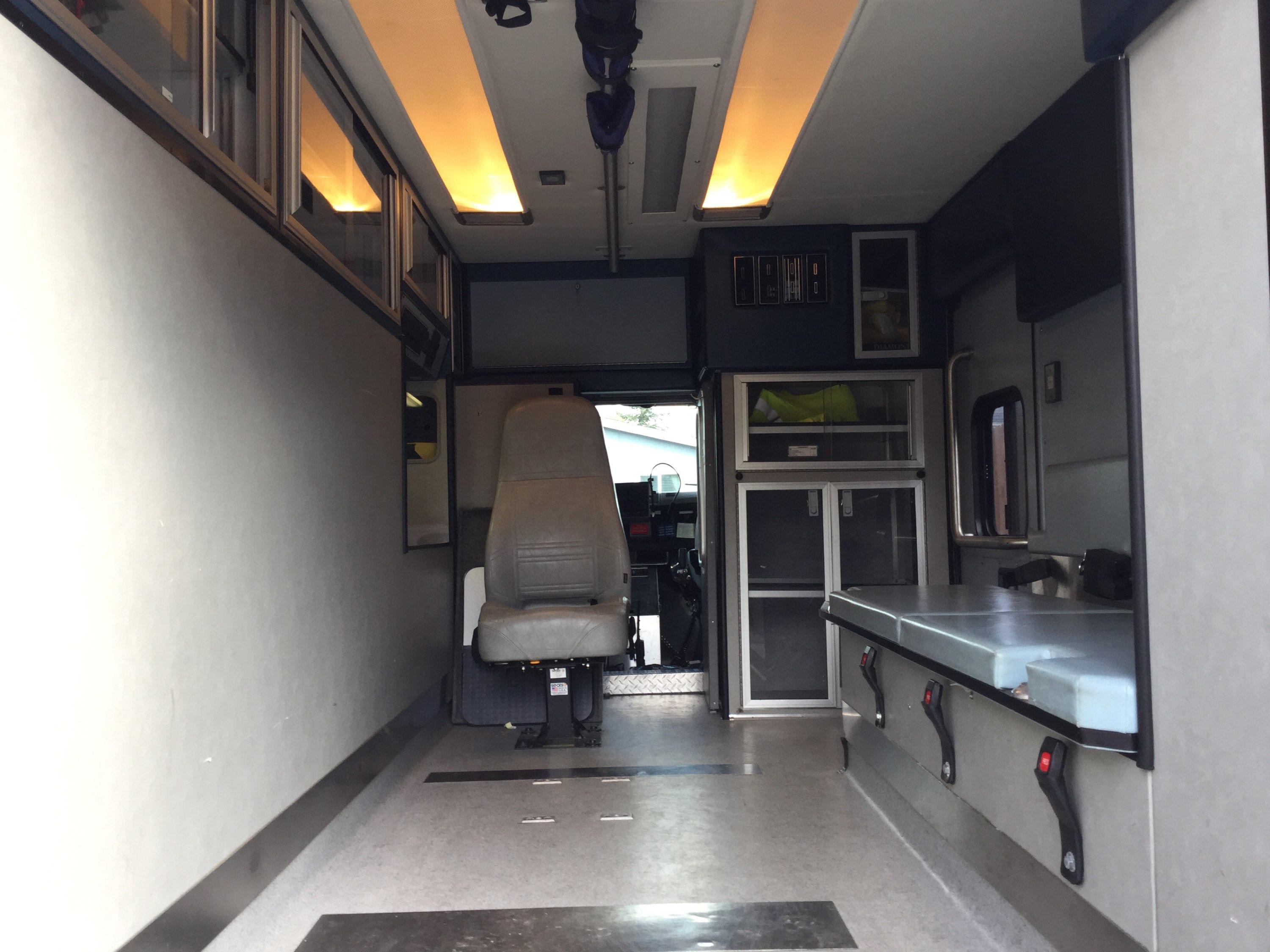 1995 International 4700 Type I Ambulance - image 9