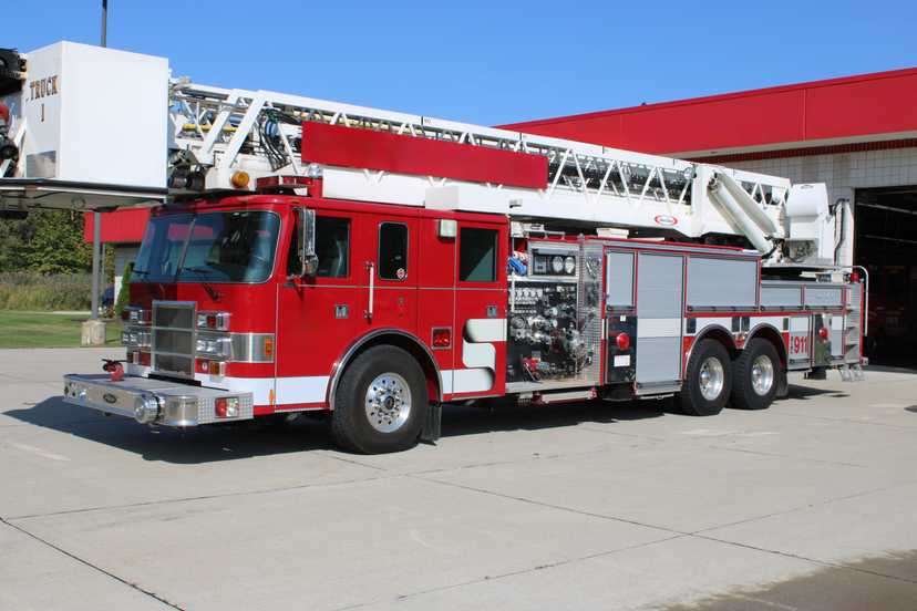 2000 Pierce Lance 100' Aerial Ladder (2000/200)