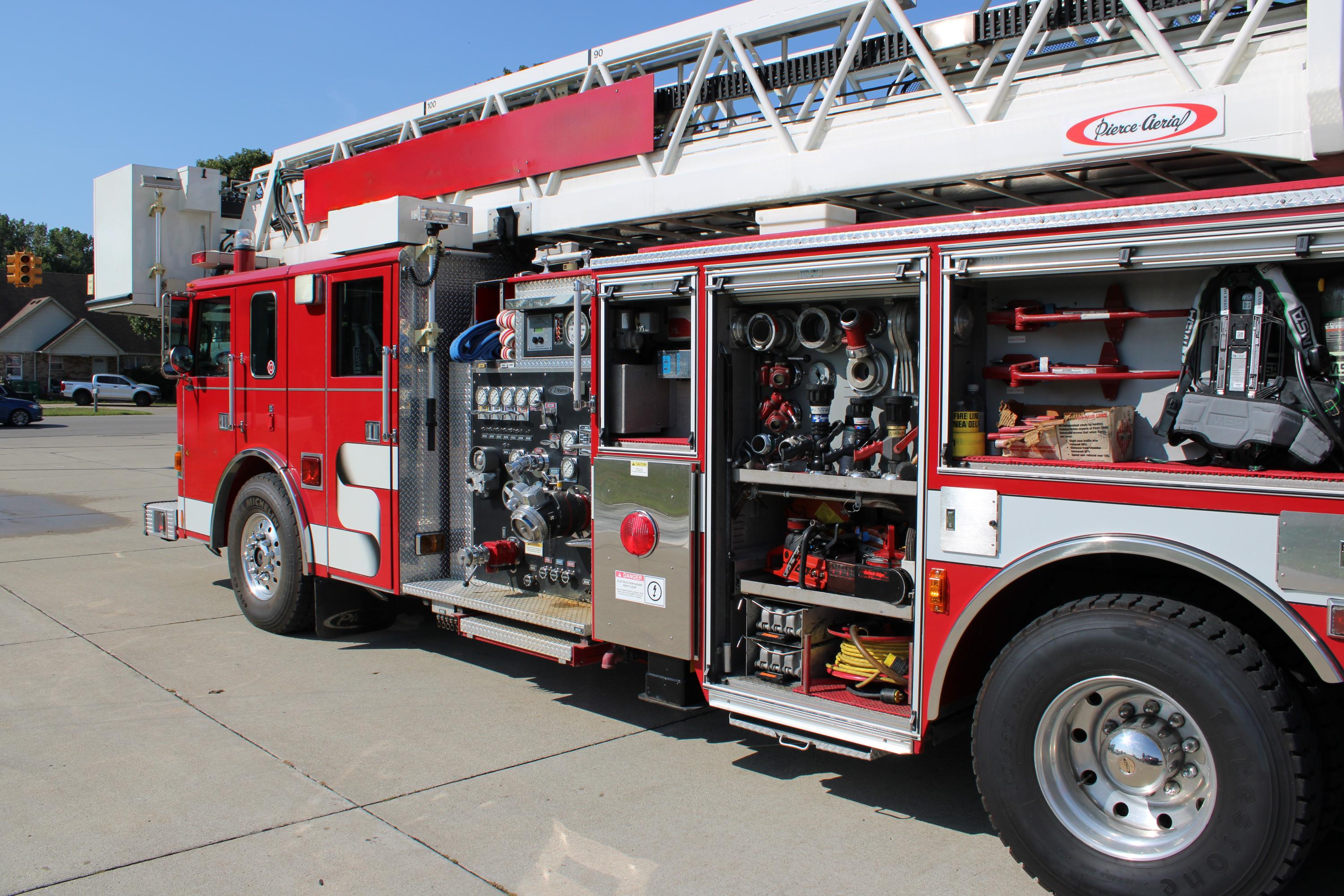 2000 Pierce Lance 100' Aerial Ladder (2000/200) - image 9