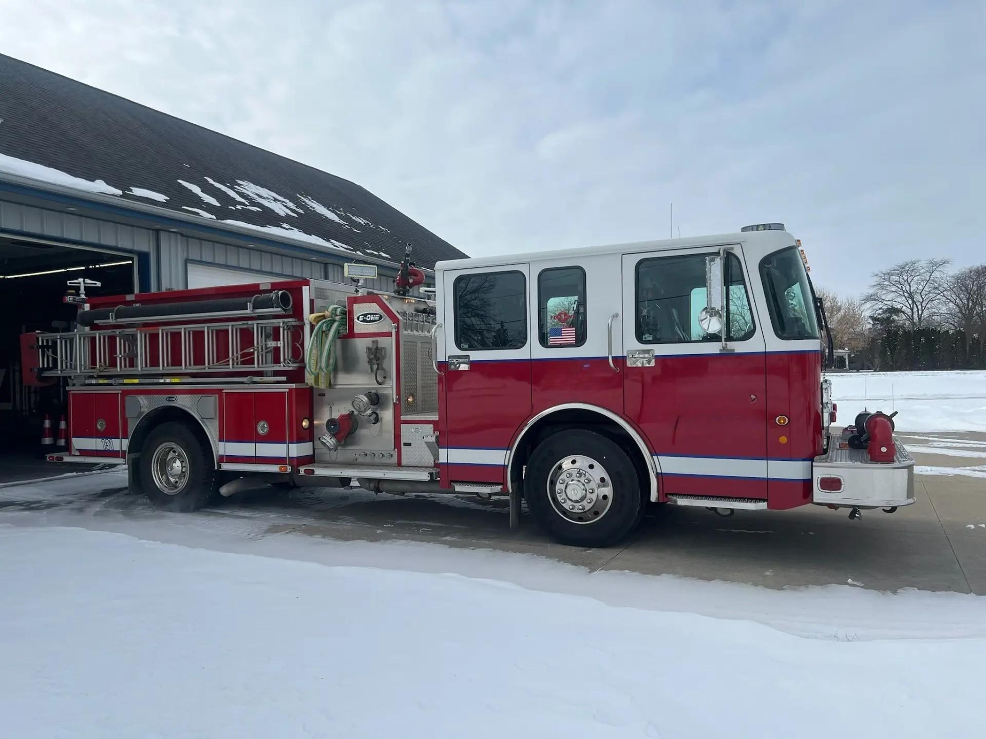 2001 E-One Pumper - image 1