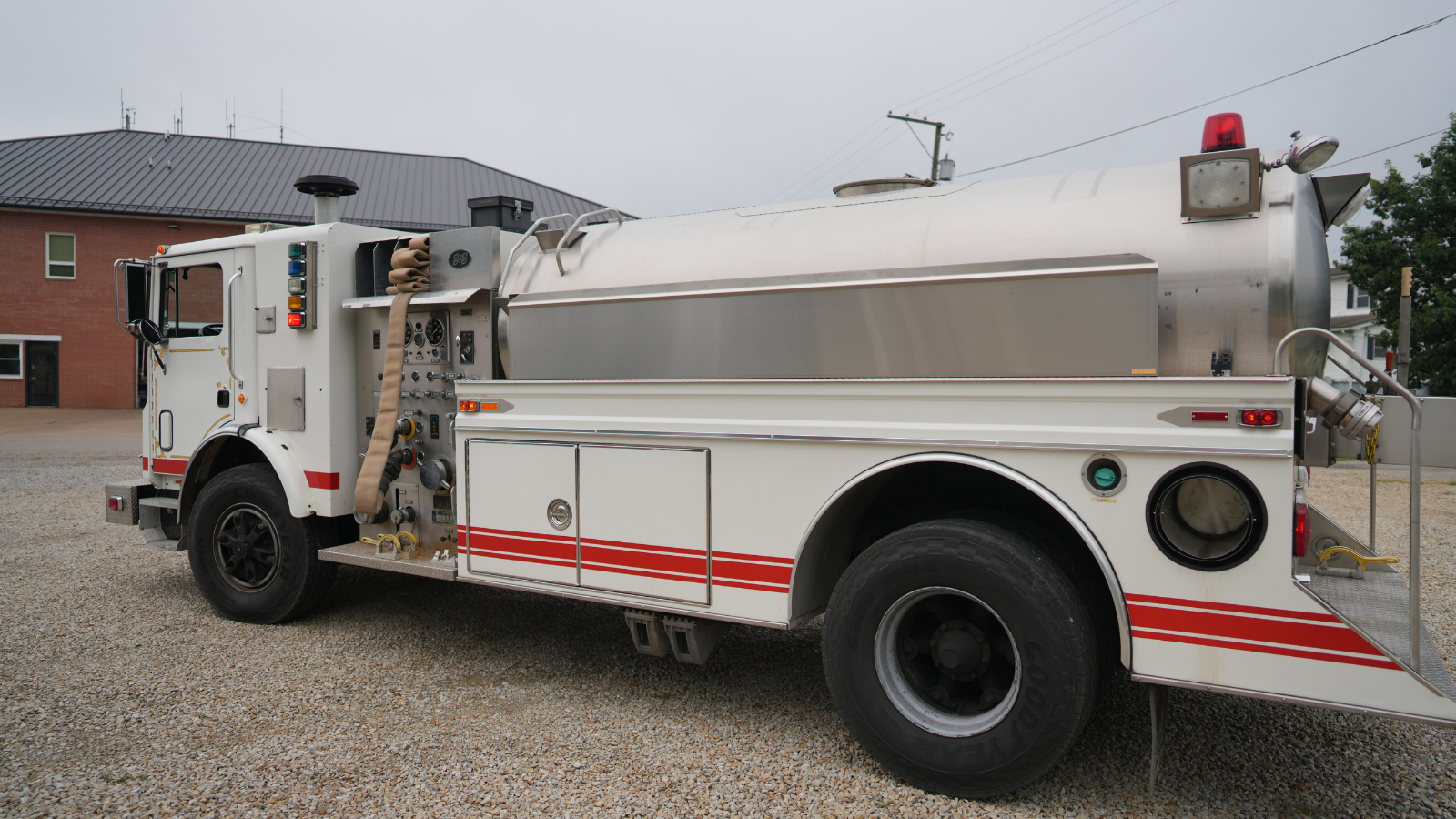 1996 S&S Mack Pumper Tanker - image 4