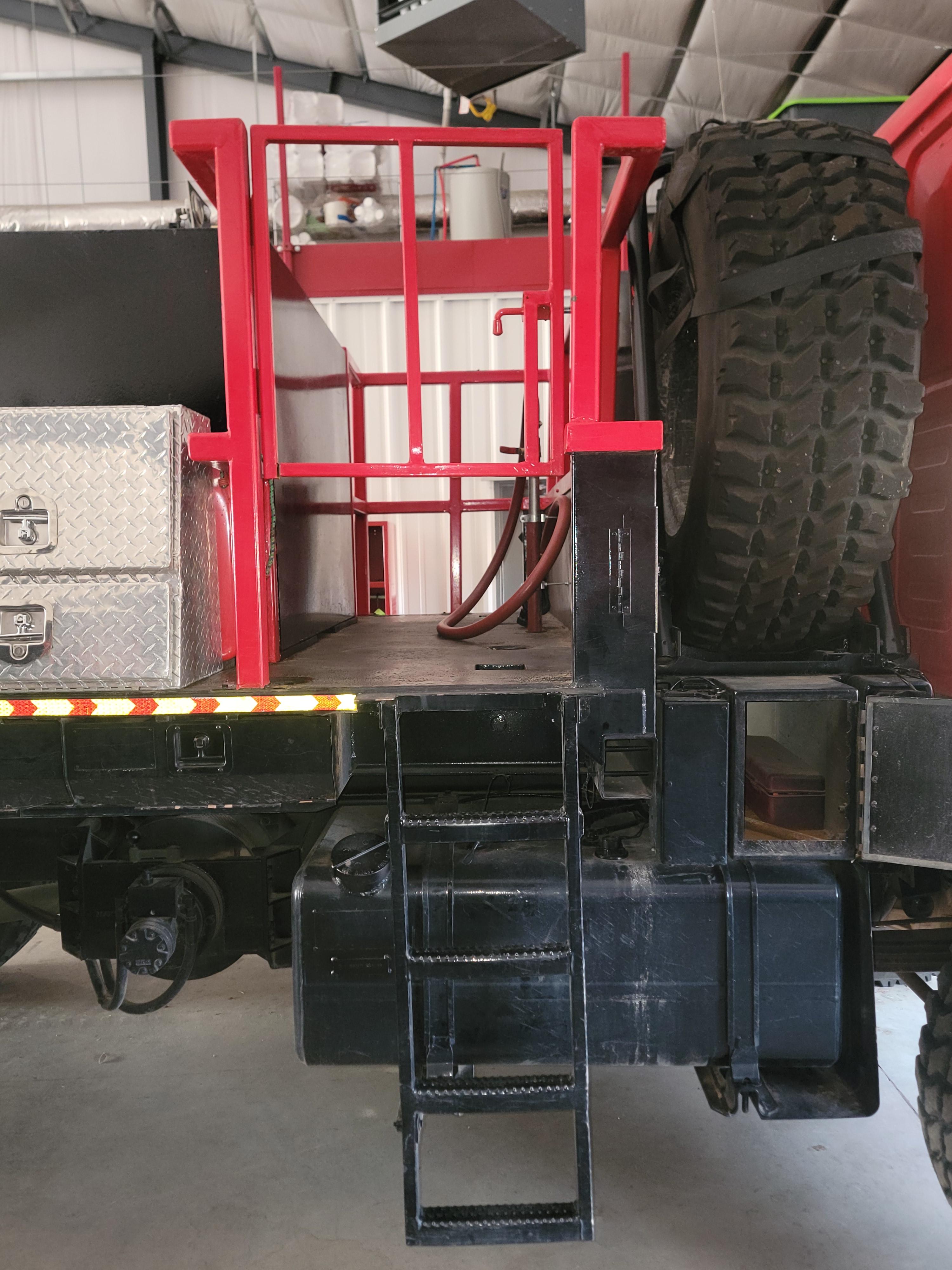 2002 S&S Flatbed/Cargo 4x4 Wildland Unit - image 9