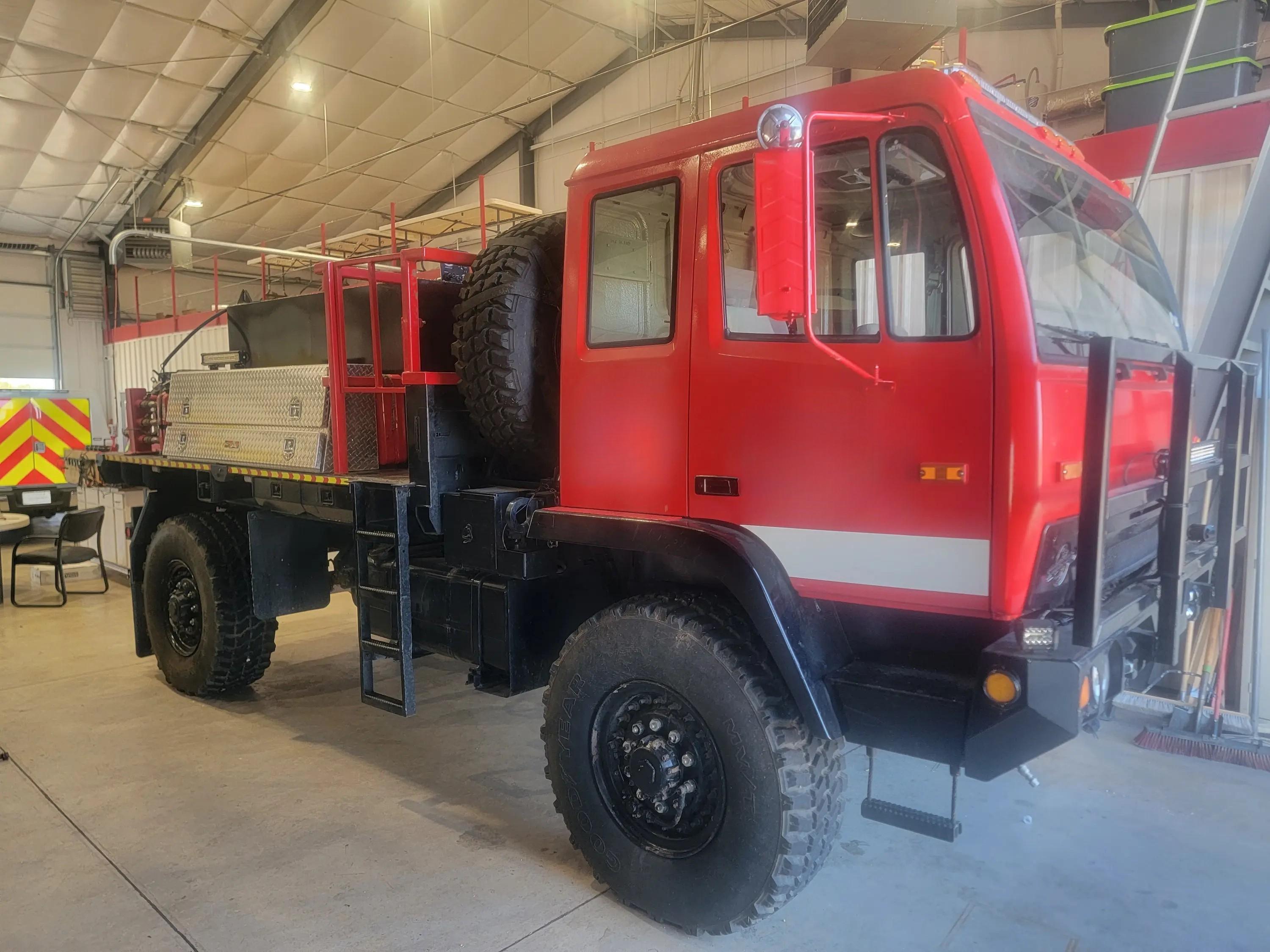 2002 S&S Flatbed/Cargo 4x4 Wildland Unit - image 1