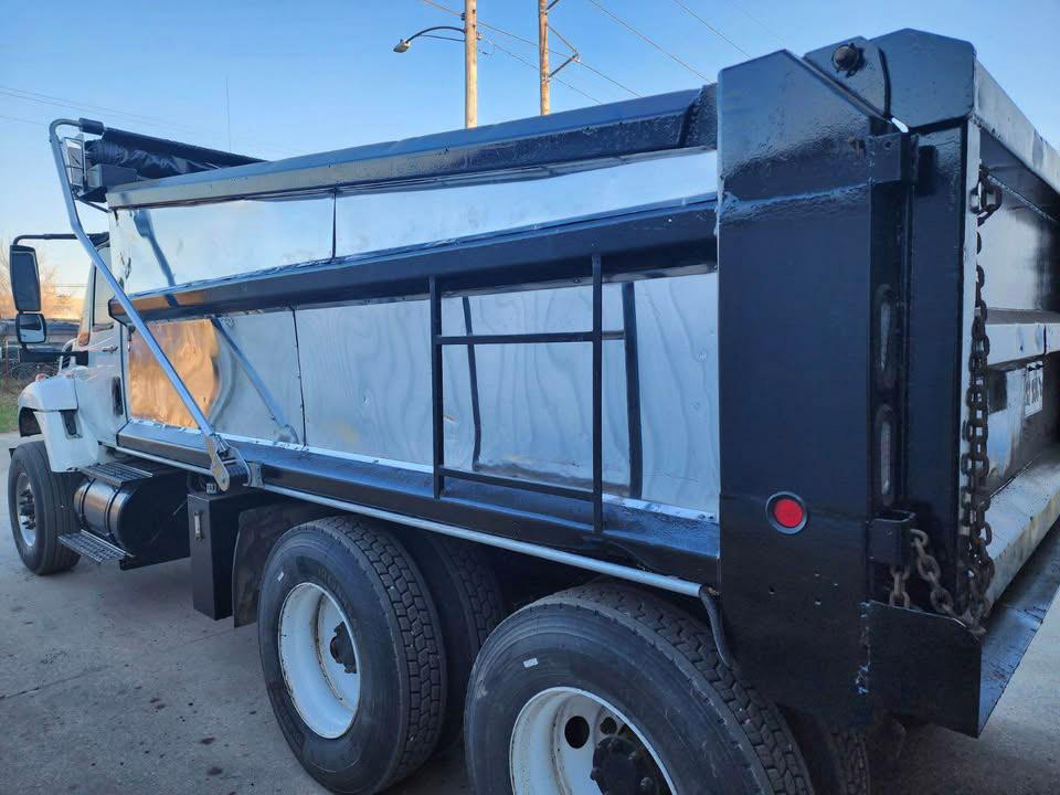 2009 International Dump Truck - image 5